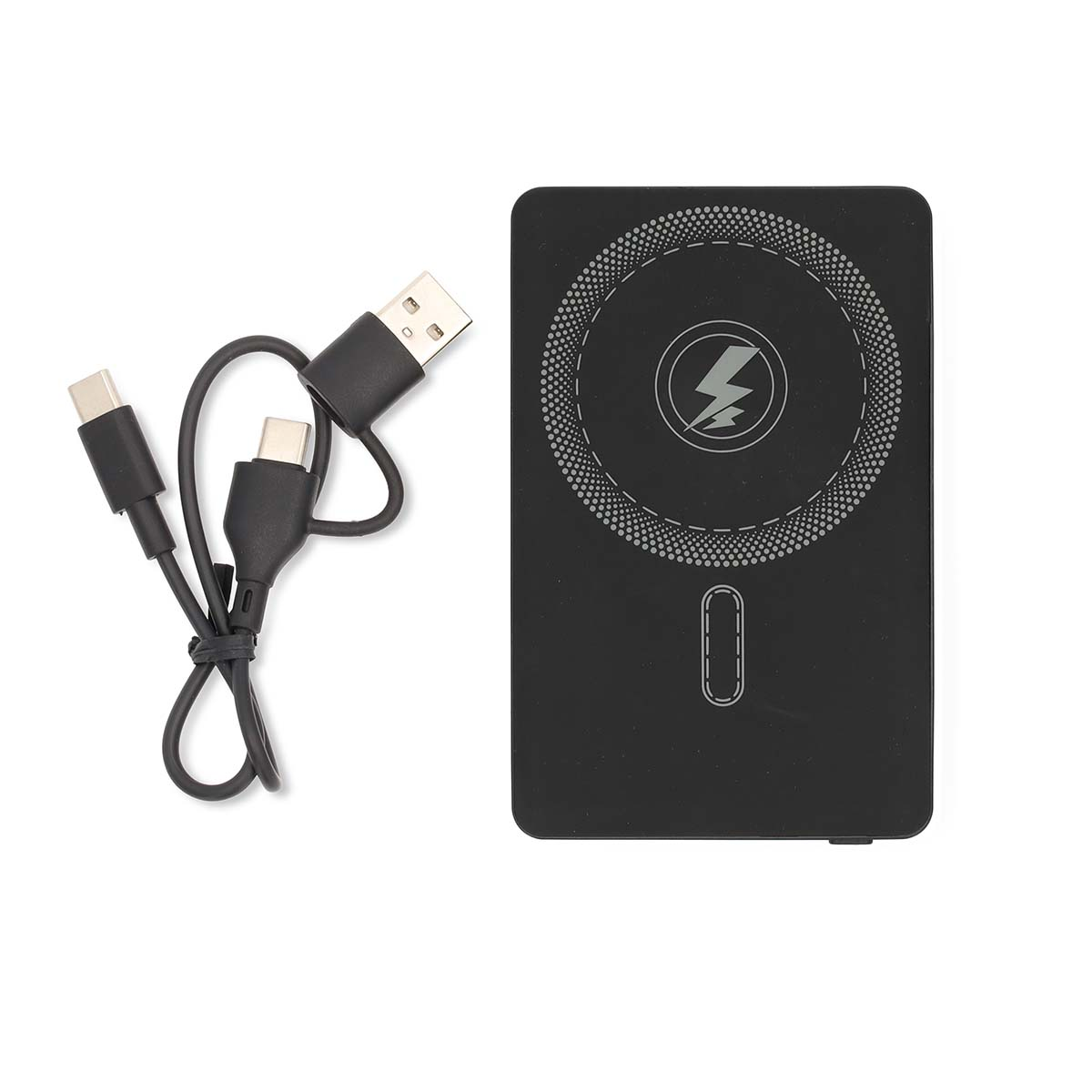 Caricabatterie wireless nero e cavi USB. Sfondo bianco.