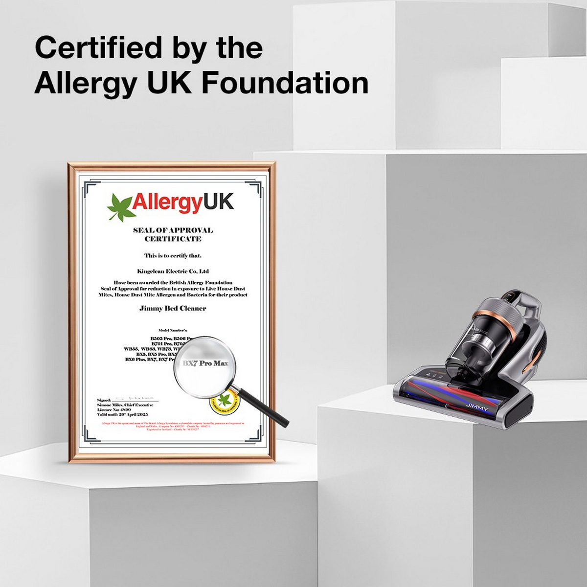 Ein Staubsauger und ein Allergy UK-Zertifikat. Der Staubsauger steht vor grauem Hintergrund.