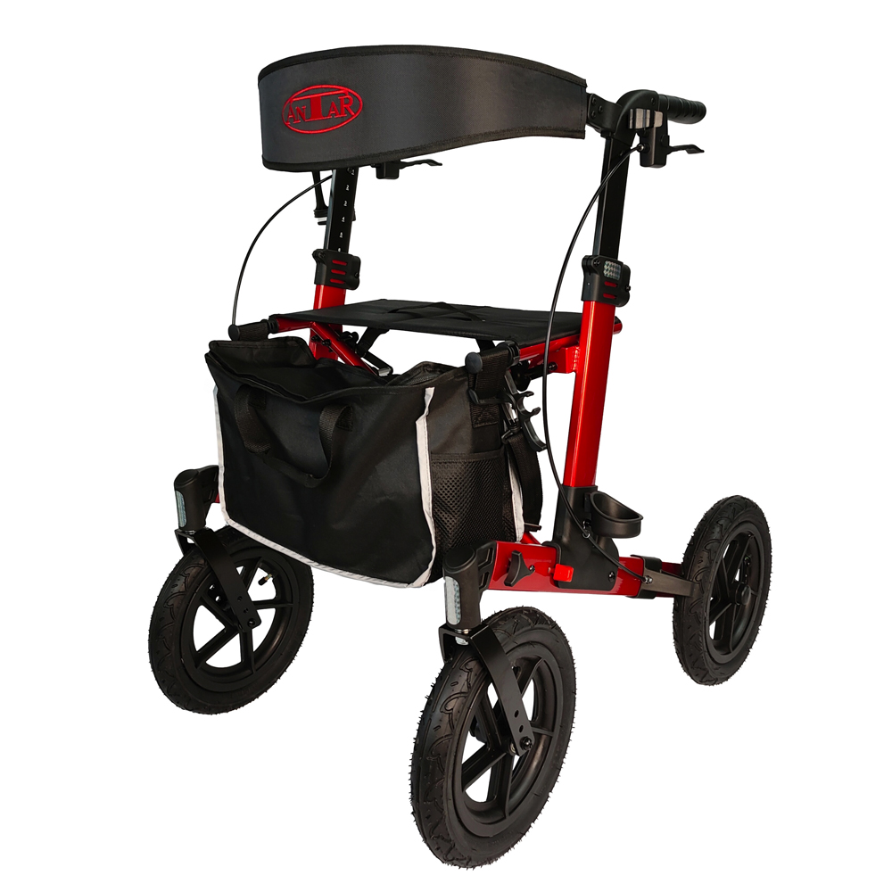 Ein roter Rollator mit schwarzen Rädern und einer schwarzen Tasche mit weißer Paspel, auf weißem Hintergrund.
