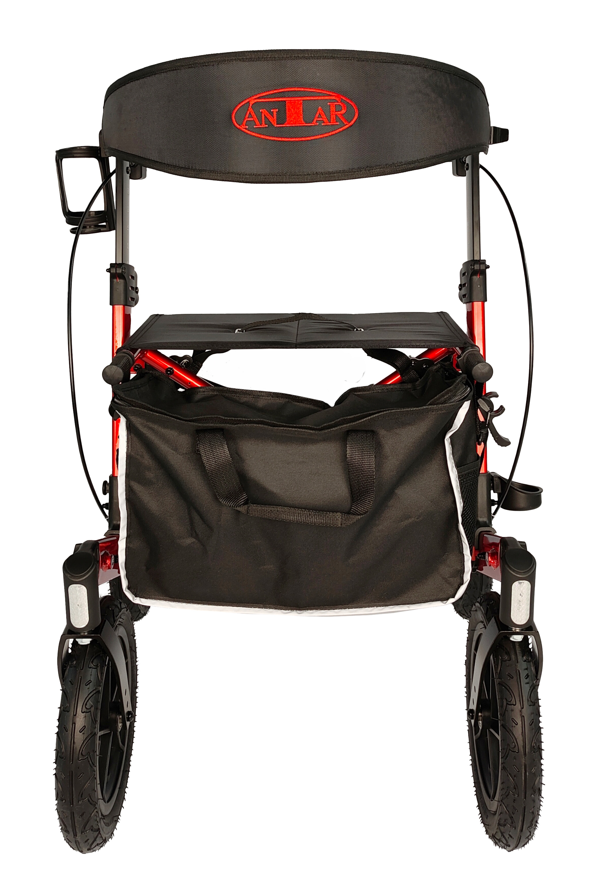 Ein rot-schwarzer Anlar-Rollator mit schwarzer Tasche, von vorne auf weißem Hintergrund gesehen.