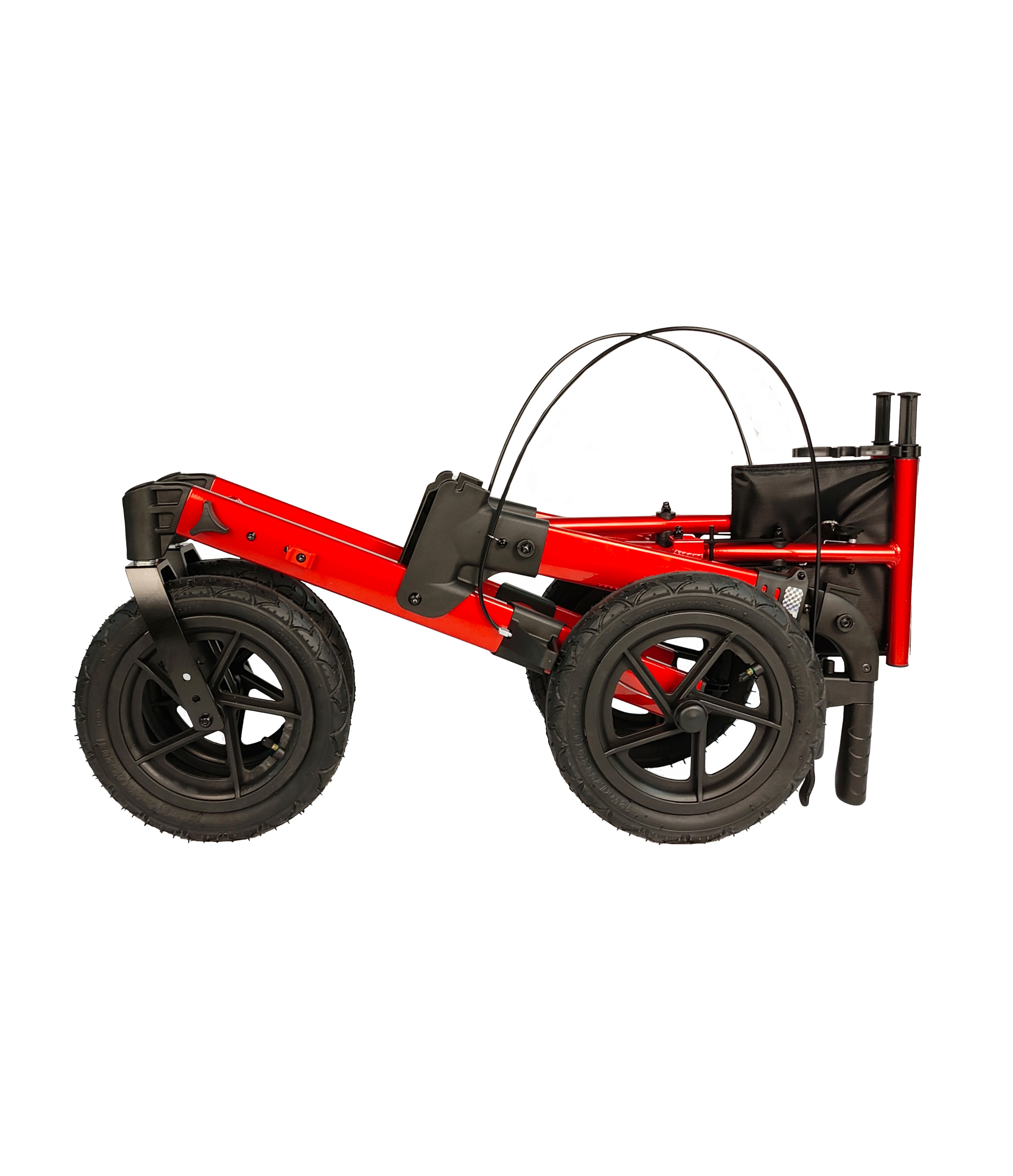 Roter und schwarzer zusammenklappbarer Wagen mit zwei Rädern, Lenker und schwarzer Aufbewahrungstasche, weißer Hintergrund.