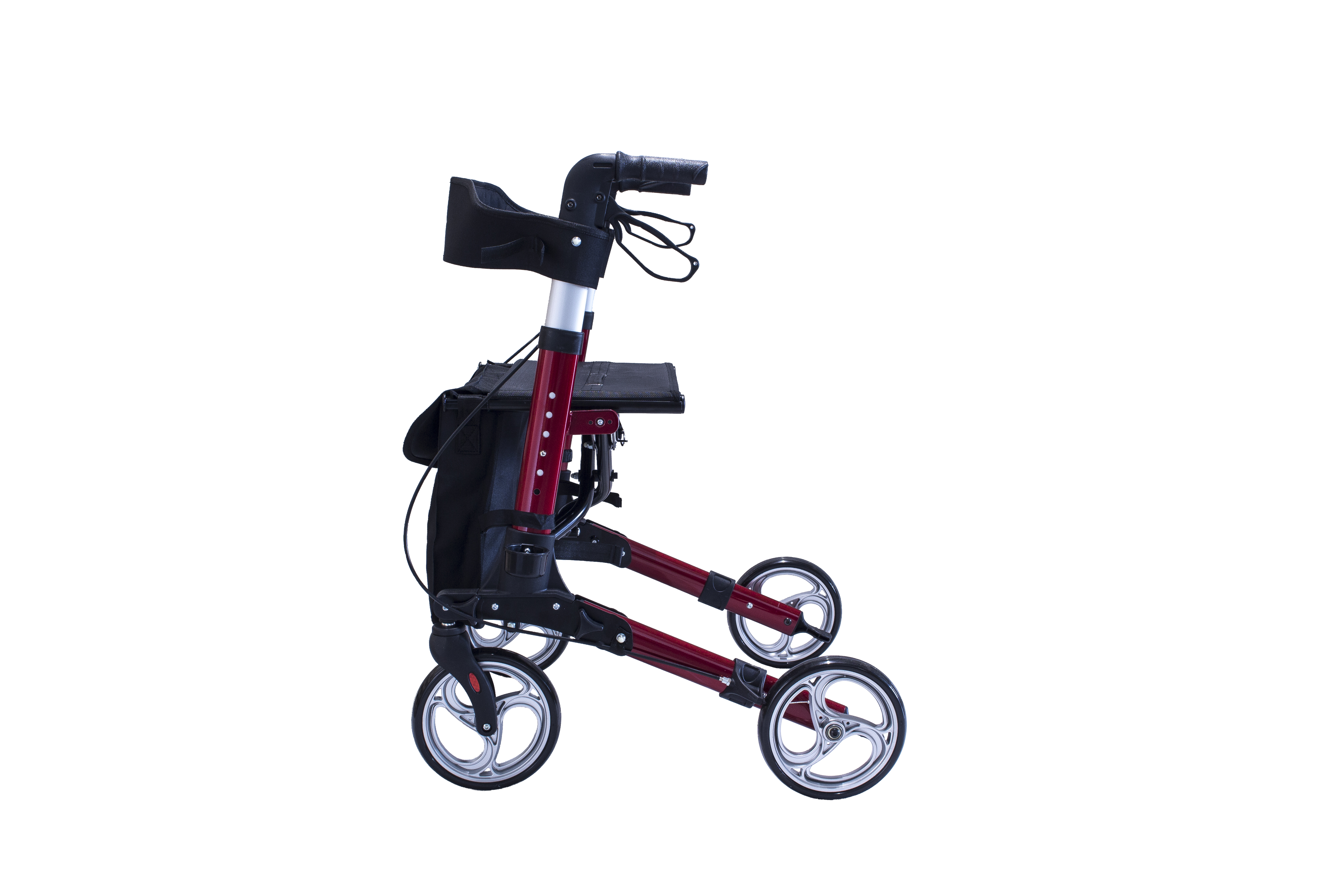 Ein roter Rollator mit vier Rädern und einer schwarzen Tasche, von der Seite betrachtet, vor weißem Hintergrund.