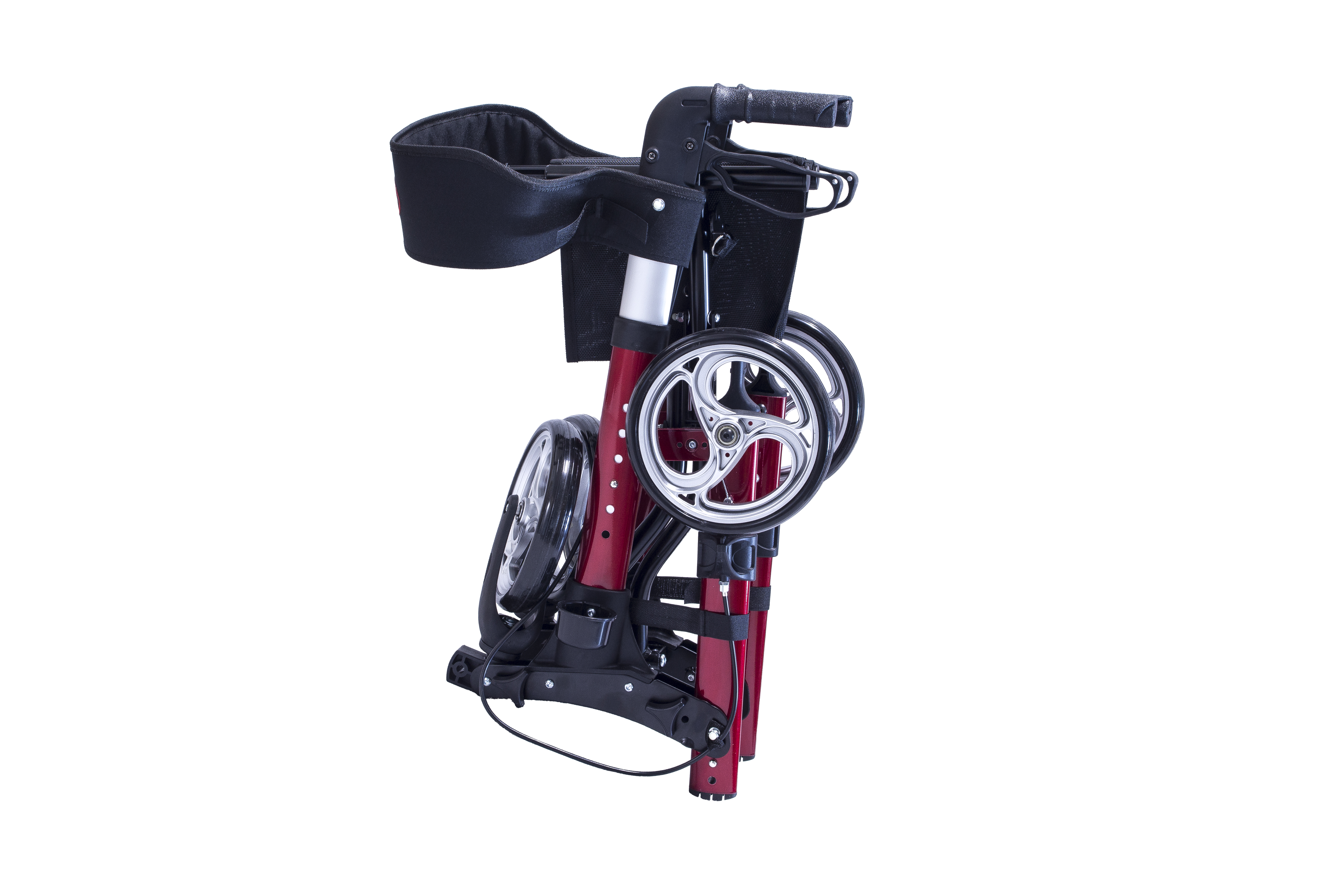 Ein roter Rollator mit schwarzen Elementen zusammengeklappt, von der Seite betrachtet, vor weißem Hintergrund.