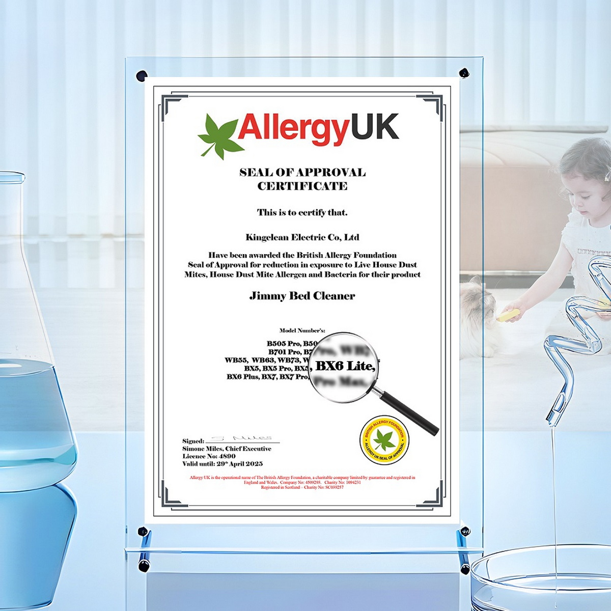 Ein gerahmtes Zertifikat mit dem Allergy UK Gütesiegel. Es ist für den Jimmy Bed Cleaner.