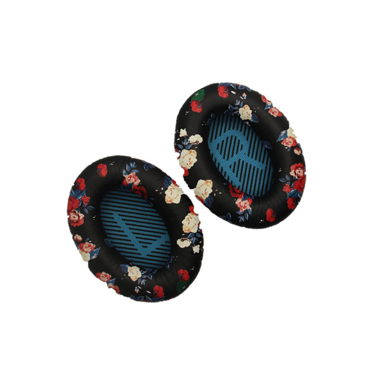 Zwei schwarze Ohrpolster mit Blumenmustern auf weißem Hintergrund. Die Pads haben blaue Streifen.