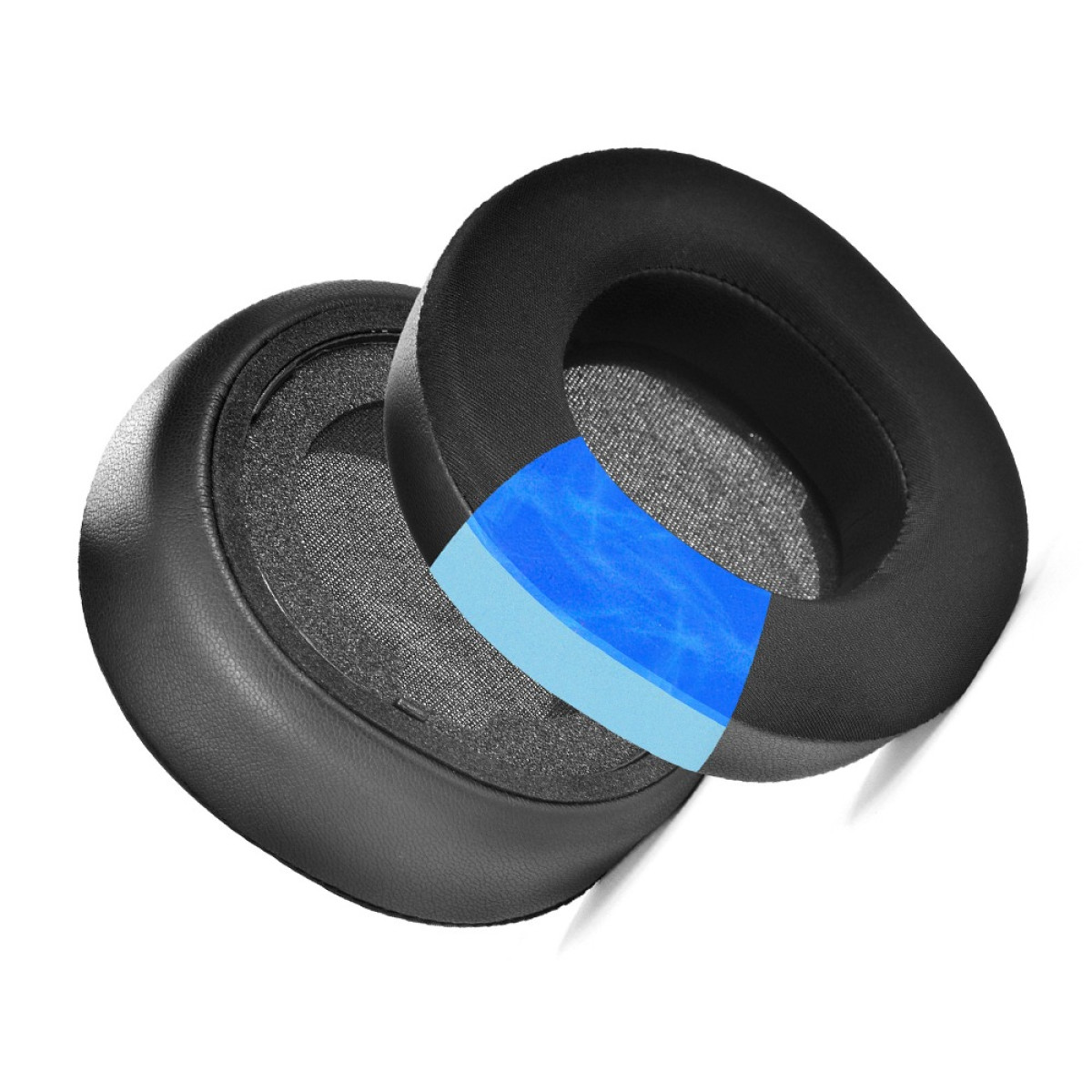 Due cuscinetti neri per auricolari con uno strato blu visibile. I cuscinetti sono su bianco.