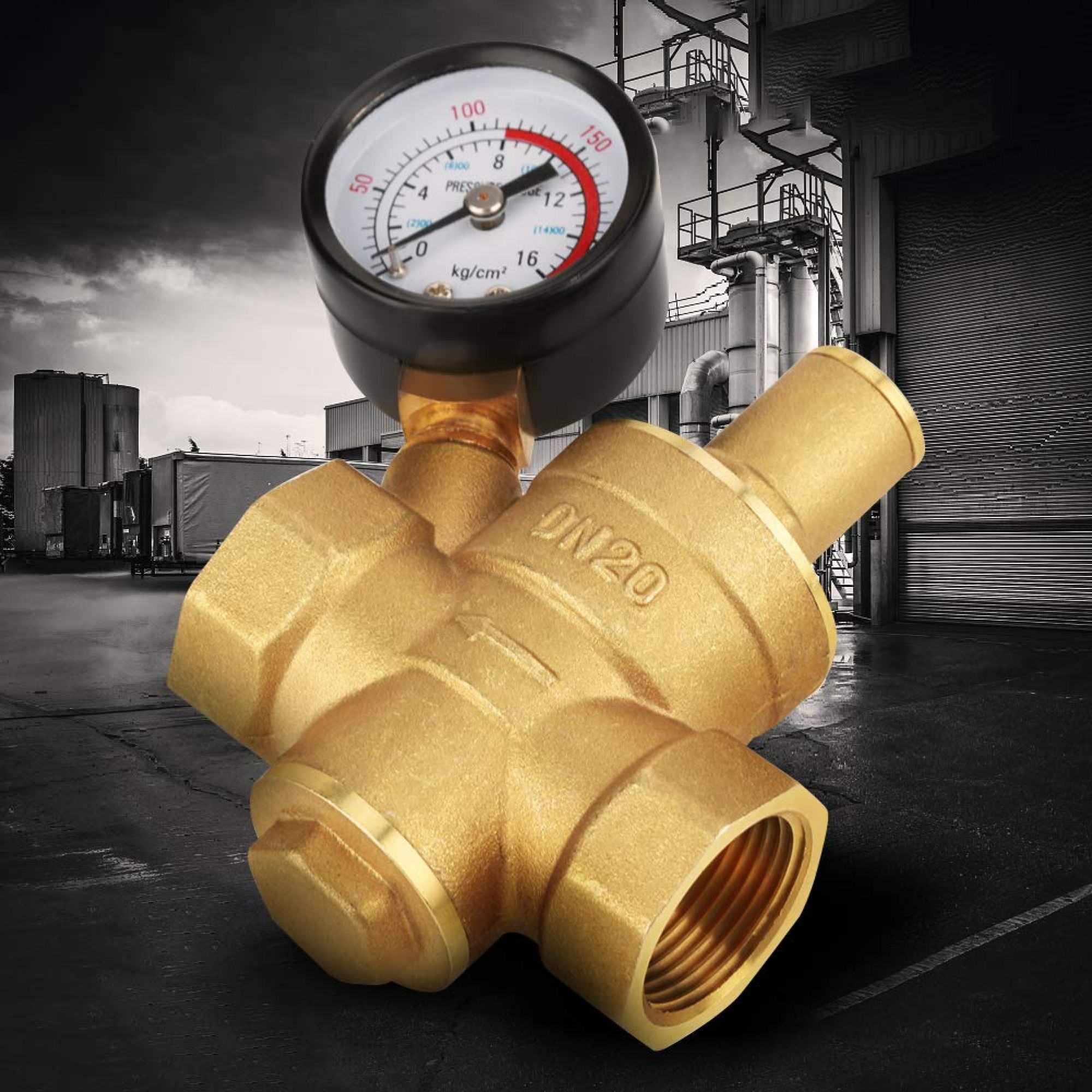 Ein Messing-Druckregler mit Manometer. Der Hintergrund ist eine industrielle Umgebung.