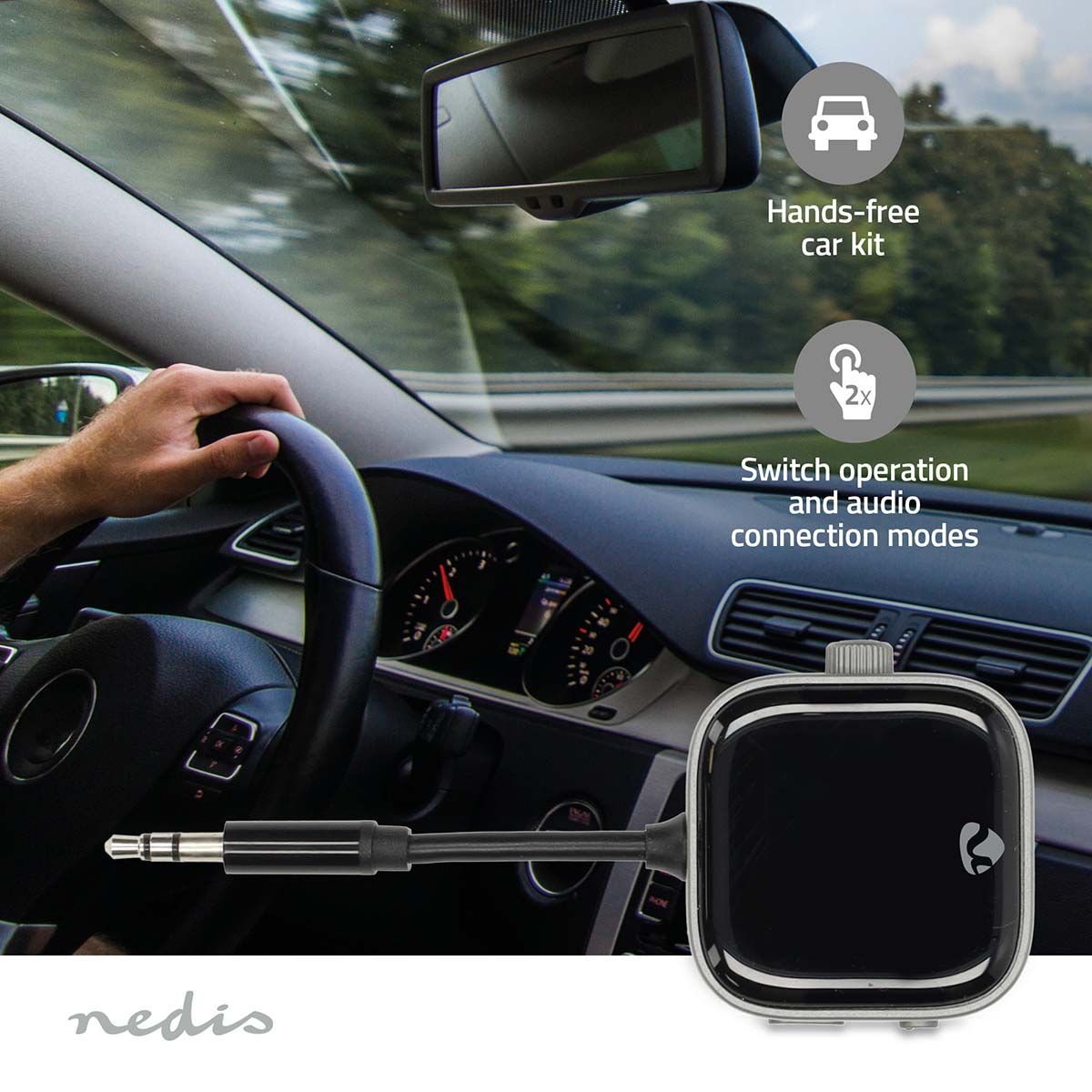 Ein Auto-Innenraum mit einer Freisprechanlage, einer Telefonbuchse und einem Armaturenbrett.
