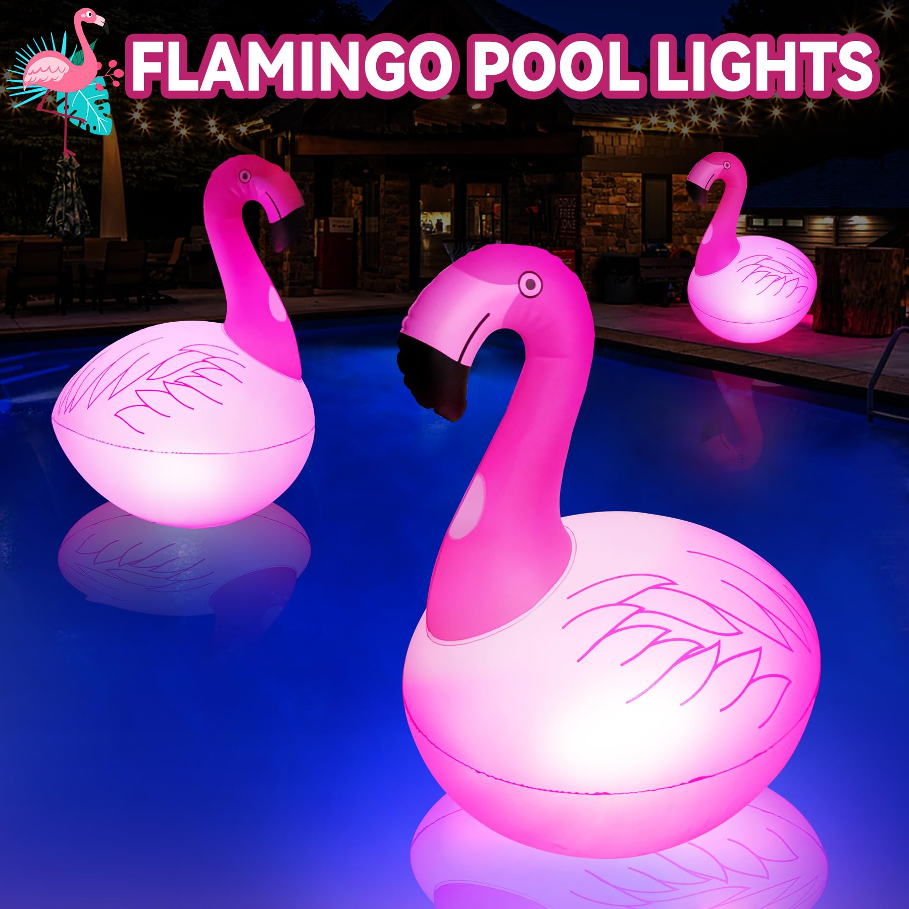 Drei aufblasbare Flamingo-Poollichter in einem Pool mit dunkelblauem Wasserhintergrund.