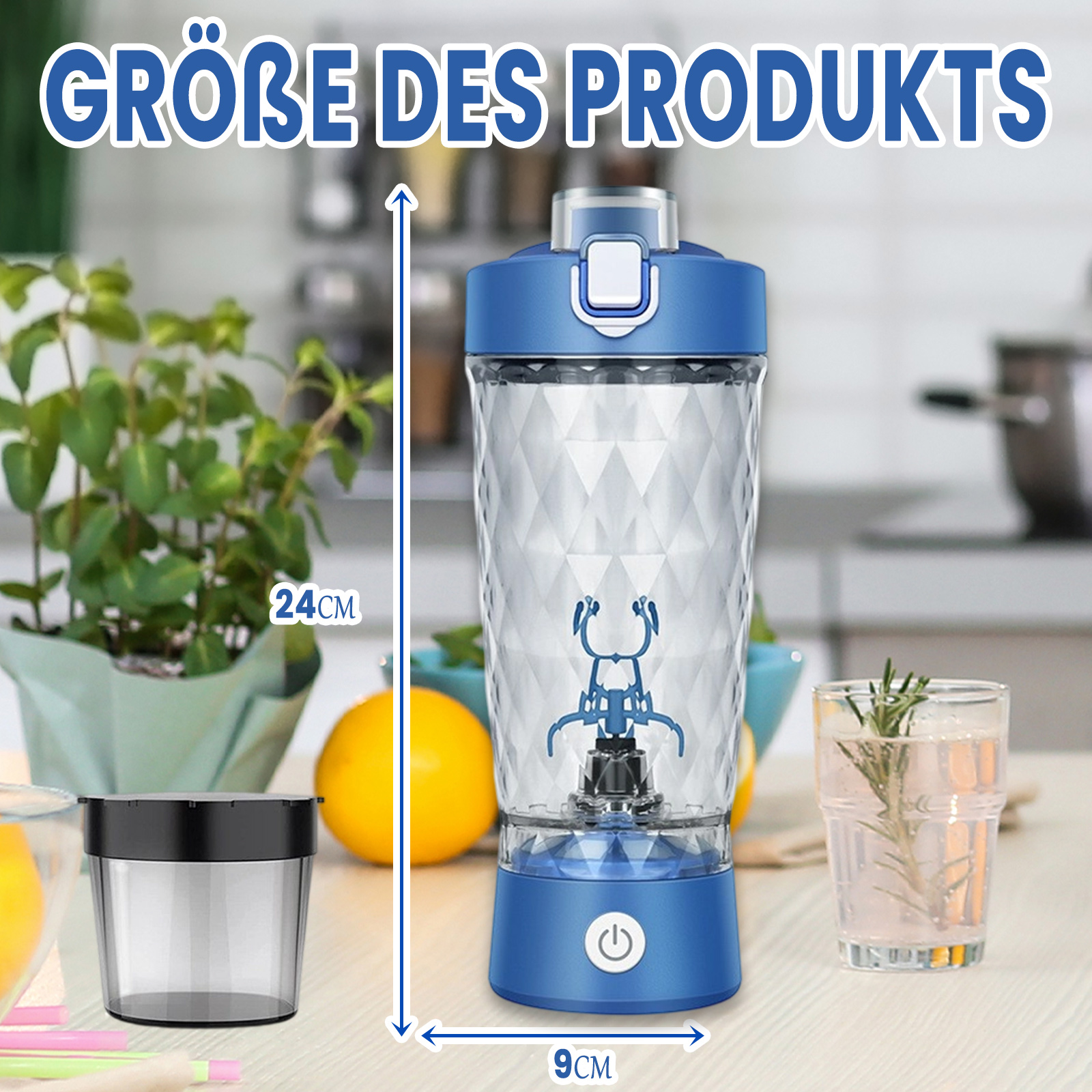 Ein blau-klarer Mixer mit Zentimeter-Messungen. Ein kleiner Becher und ein Glas Wasser stehen daneben.