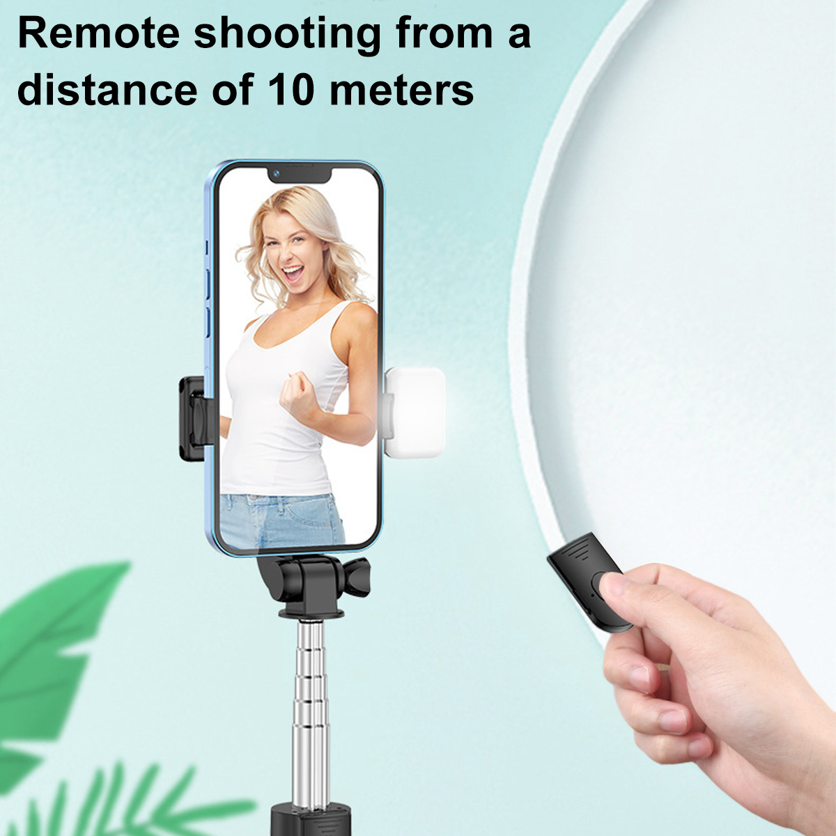 Eine Frau hält ein Telefon auf einem Selfie-Stick und macht ein Foto. Eine Fernbedienung ist in ihrer rechten Hand. Weißer Hintergrund.