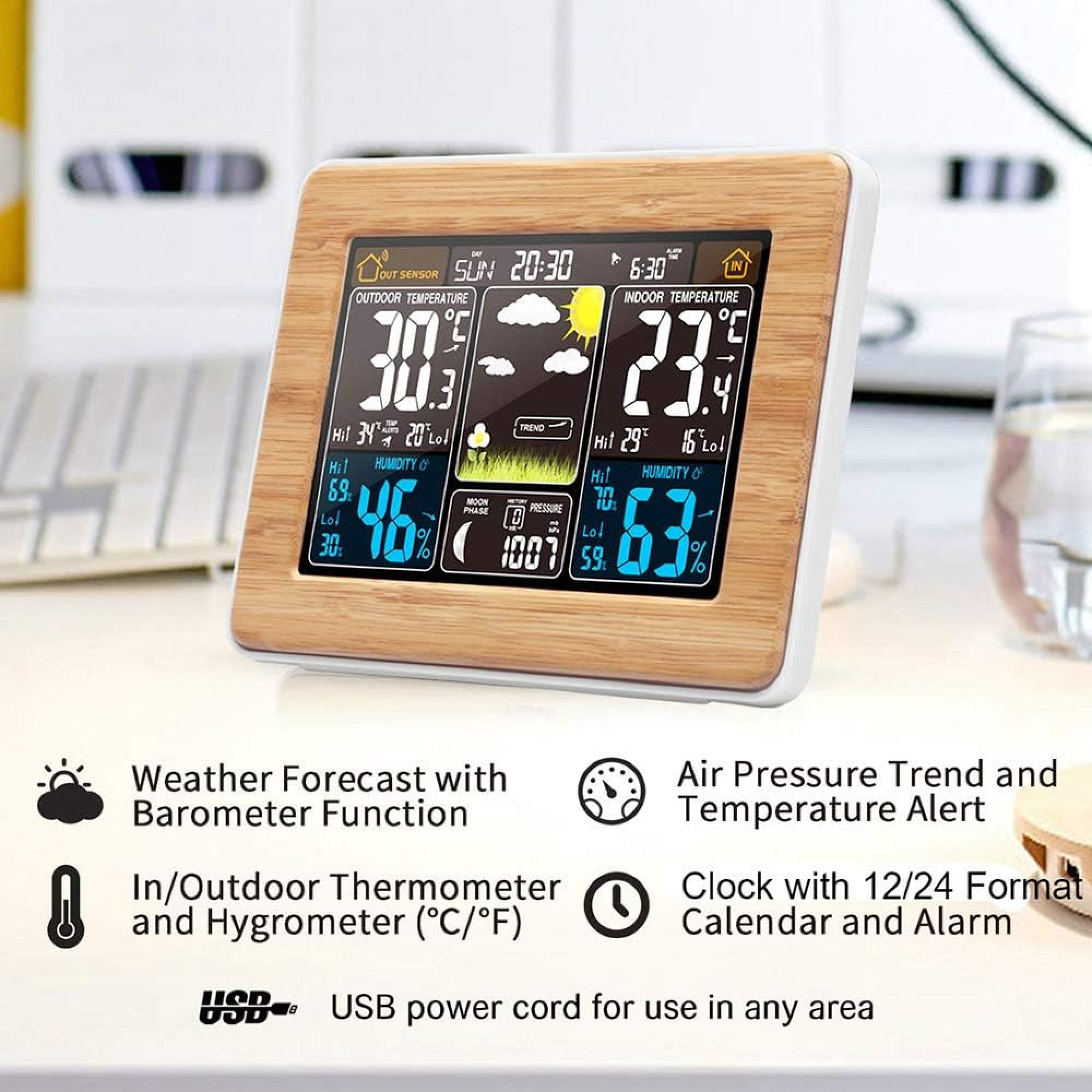 Wetterstation mit Holzrahmen zeigt Außen-/Innentemperatur, Luftfeuchtigkeit und Wettervorhersage.