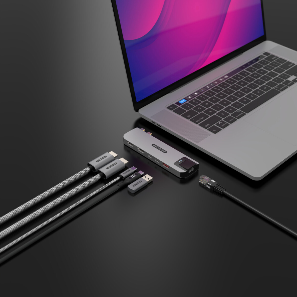 Laptop, USB-Hub, Kabel und ein Netzwerkkabel auf schwarzer Oberfläche. Seitenansicht.