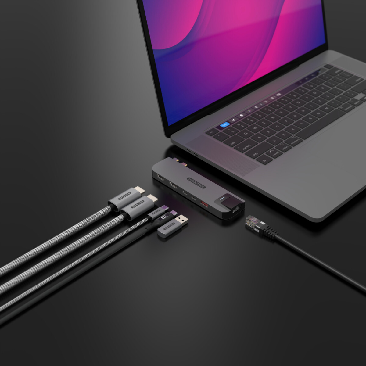 Ein Laptop ist mit verschiedenen Kabeln und einem Hub verbunden. Ein USB-Laufwerk und ein Ethernet-Kabel sind ebenfalls angeschlossen.