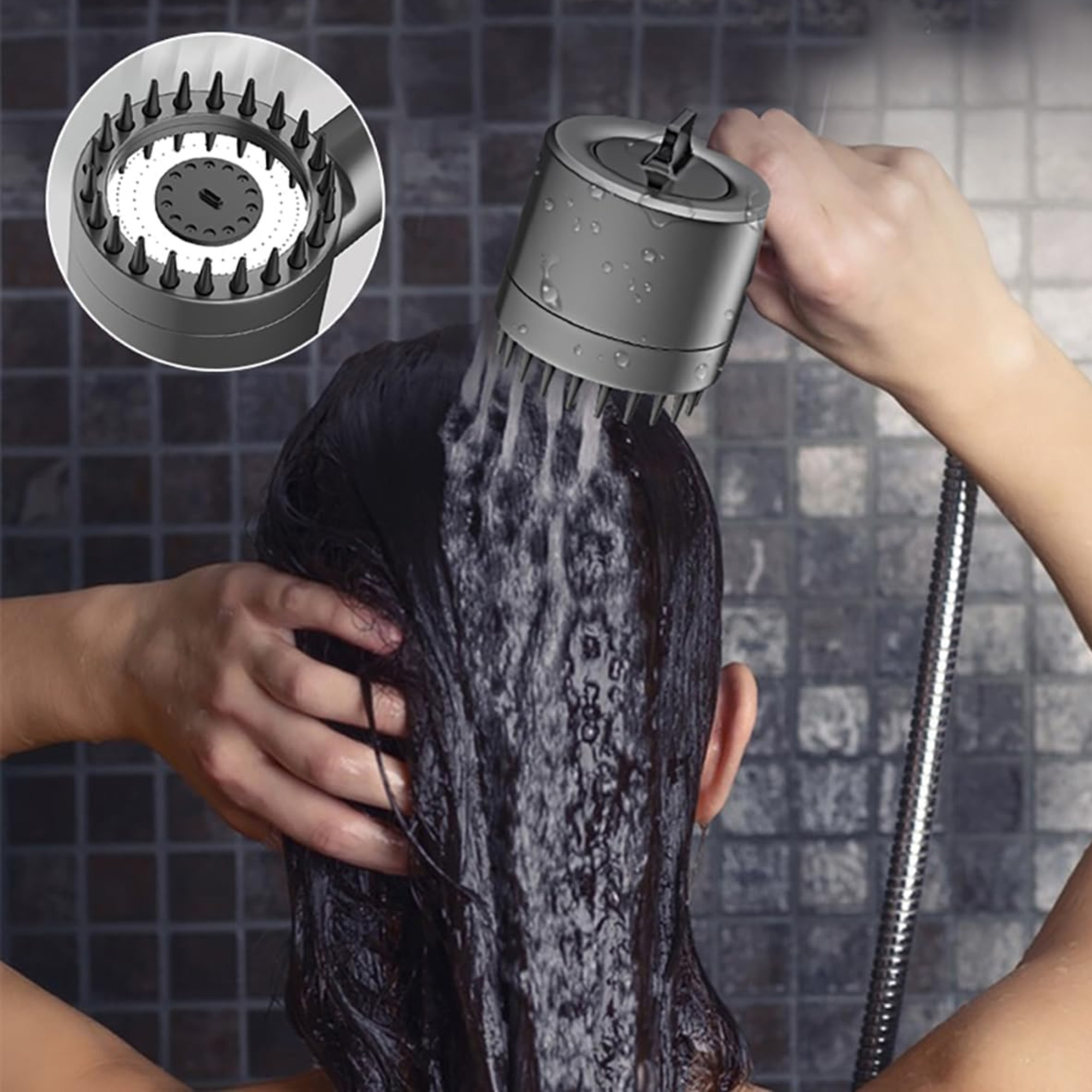 Person wäscht ihre Haare mit einem Duschkopf. Nahaufnahme zeigt die Wasserstrahlen und den Kopf.
