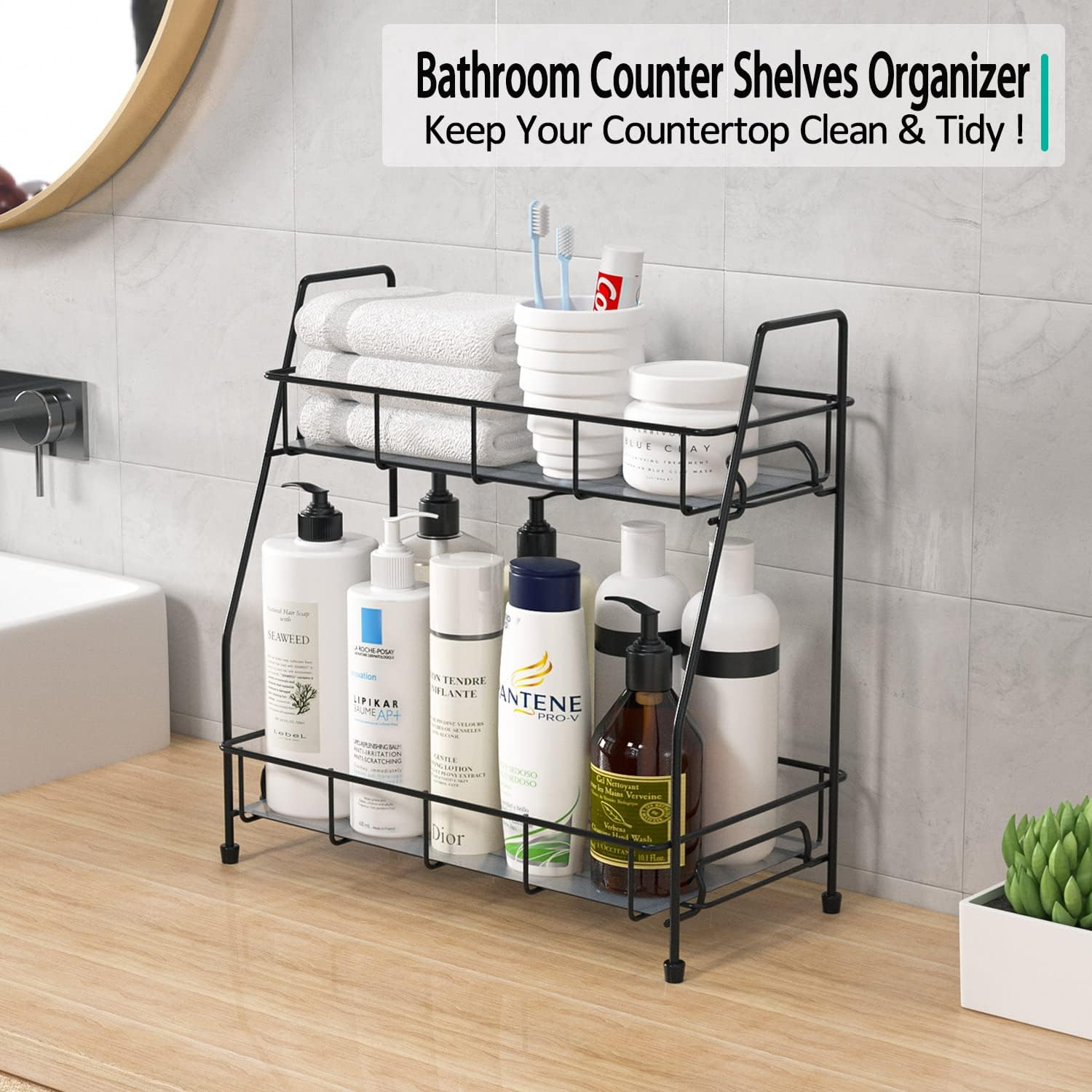 Ein zweistöckiger Badezimmer-Regal-Organizer. Er enthält Toilettenartikel wie Lotion, Seife und Zahnbürsten. Der Hintergrund ist ein Badezimmer.