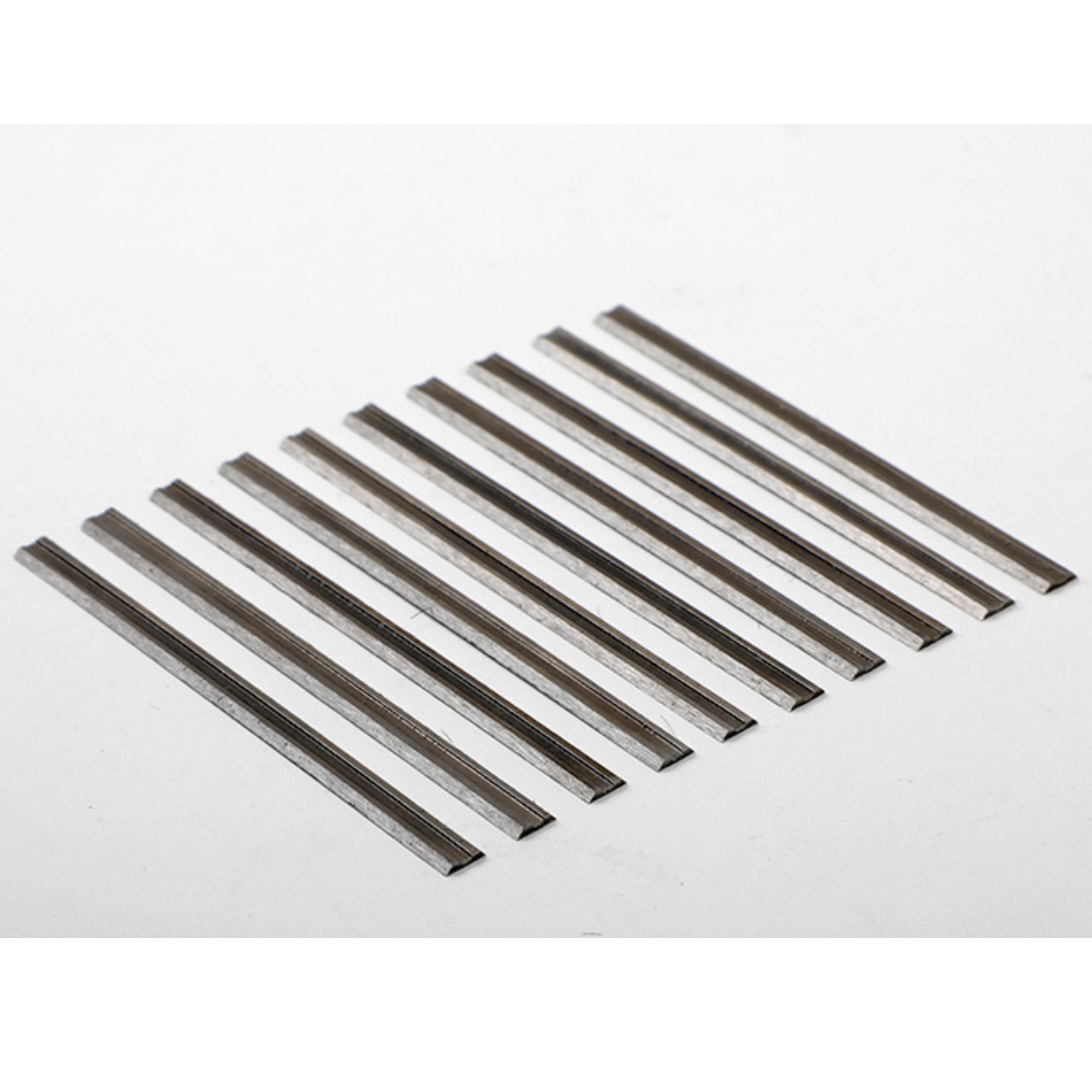 Eine Ansammlung von Metallstreifen, die parallel angeordnet sind. Sie sind rechteckig und liegen auf weißem Grund.