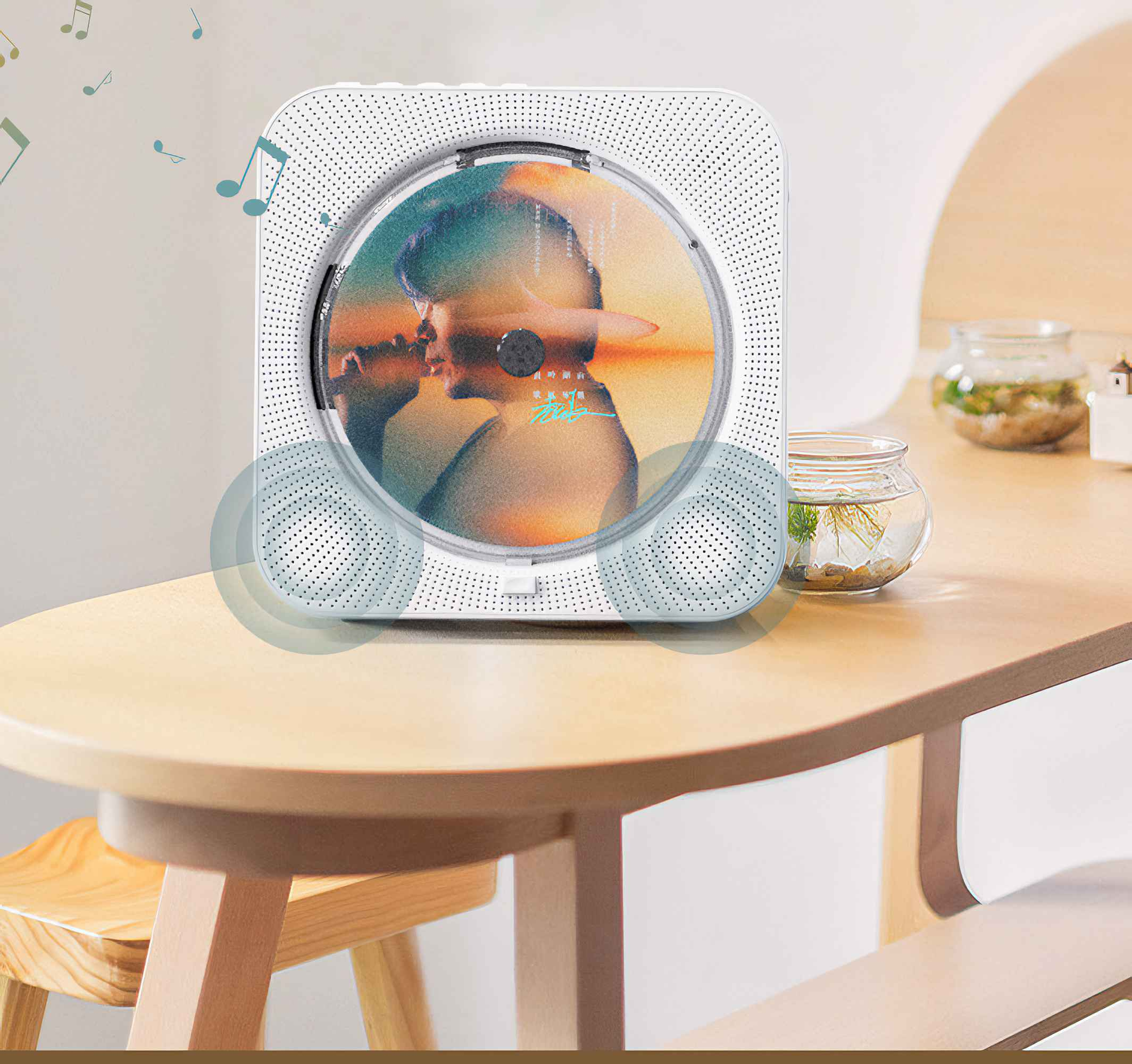 Ein weißer CD-Player mit einer CD darin steht auf einem Holztisch. Noten schweben darum herum.