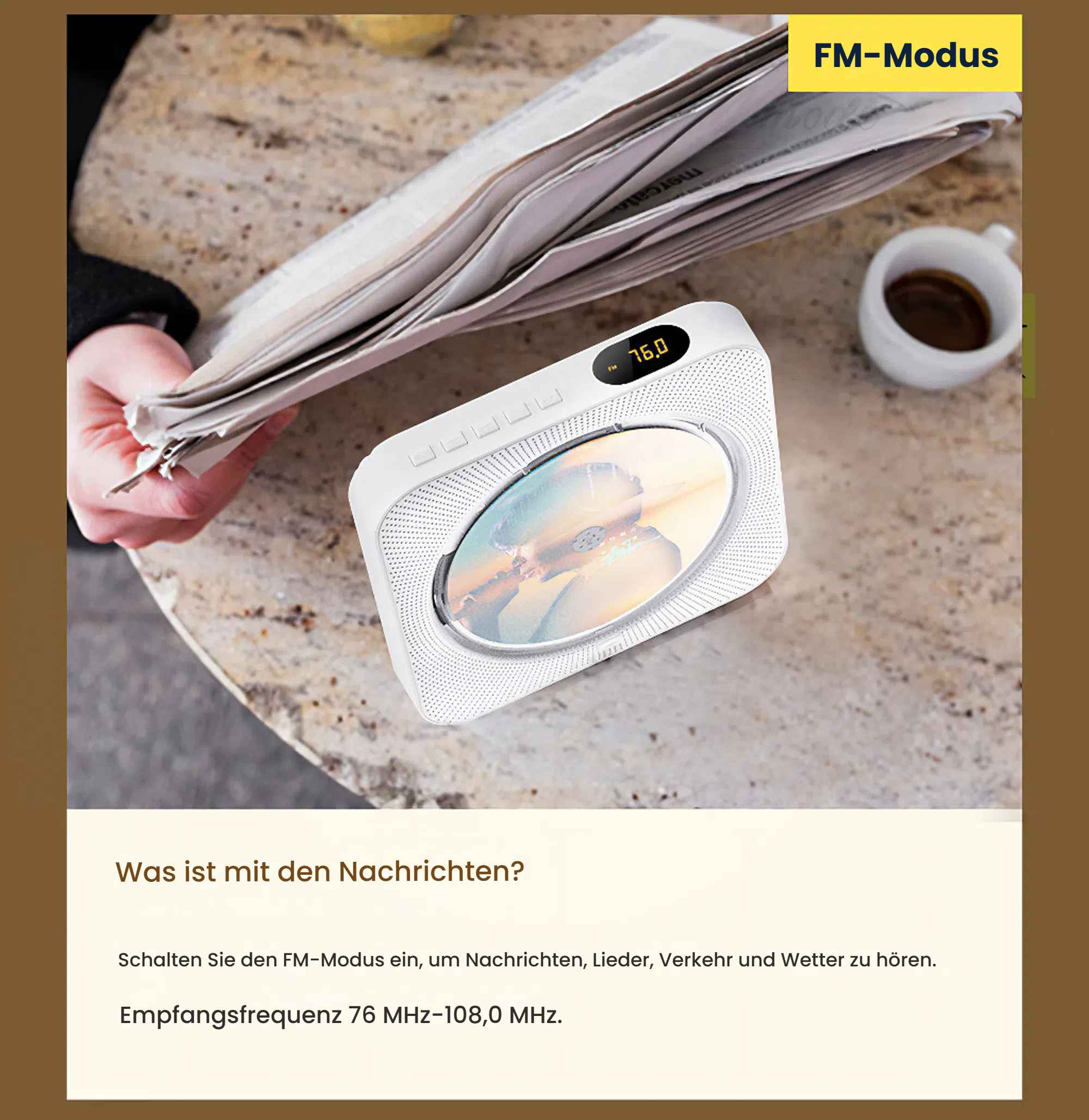 Ein weißer CD-Player mit CD steht auf einem Tisch. Eine Zeitung, eine Kaffeetasse und Text zum UKW-Modus sind vorhanden.