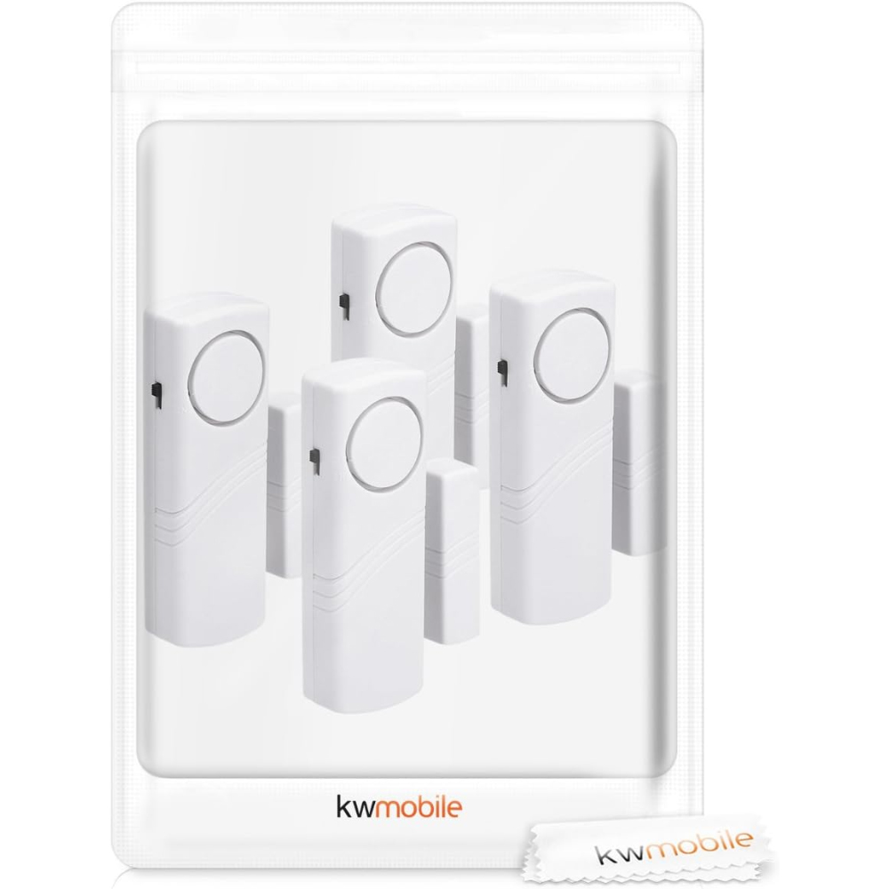 Eine Packung weißer Geräte in einem versiegelten Plastikbeutel, mit dem kwmobile-Logo.