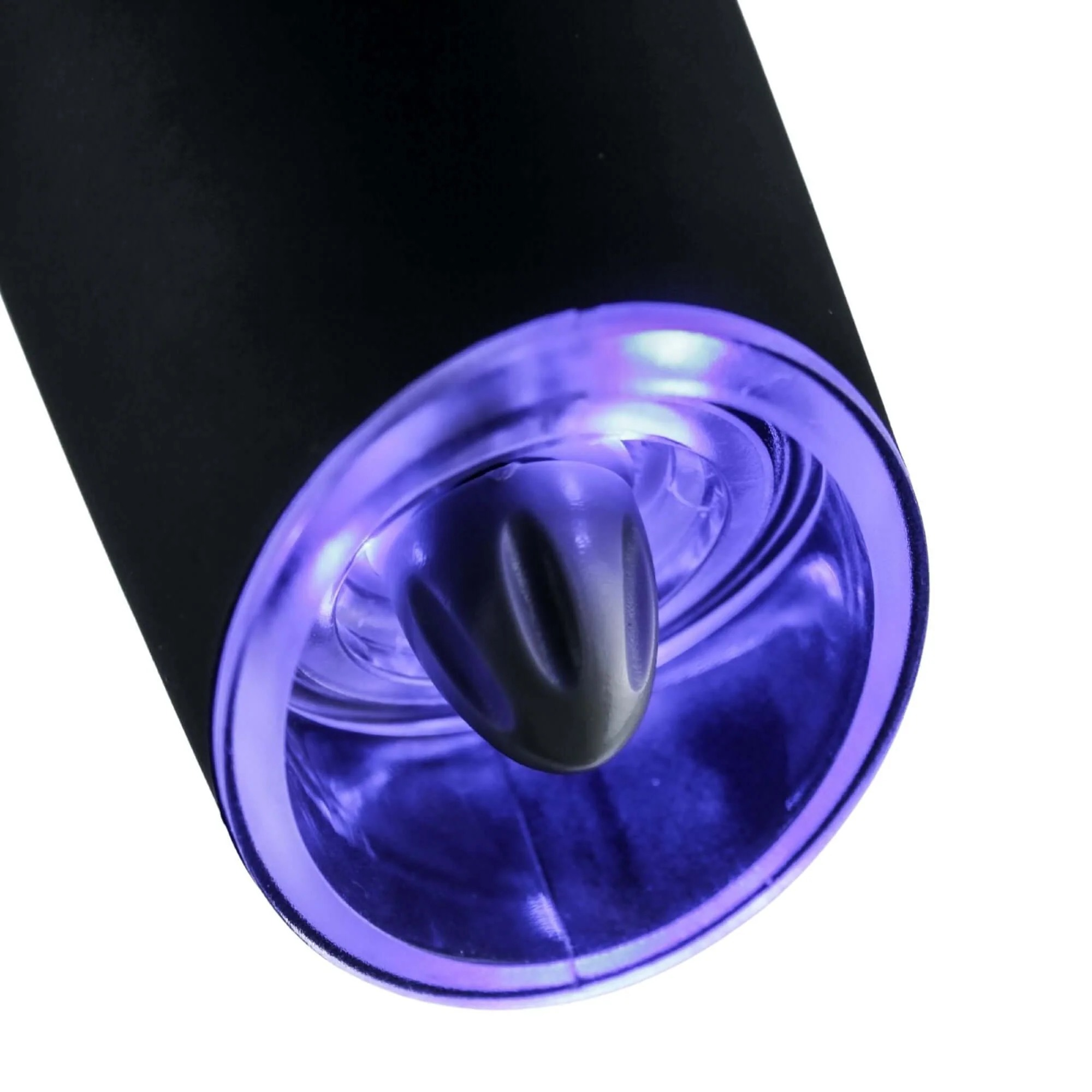 Nahaufnahme des Mahlmechanismus einer elektrischen Pfeffermühle. Das violette Licht beleuchtet den Mahlkopf.