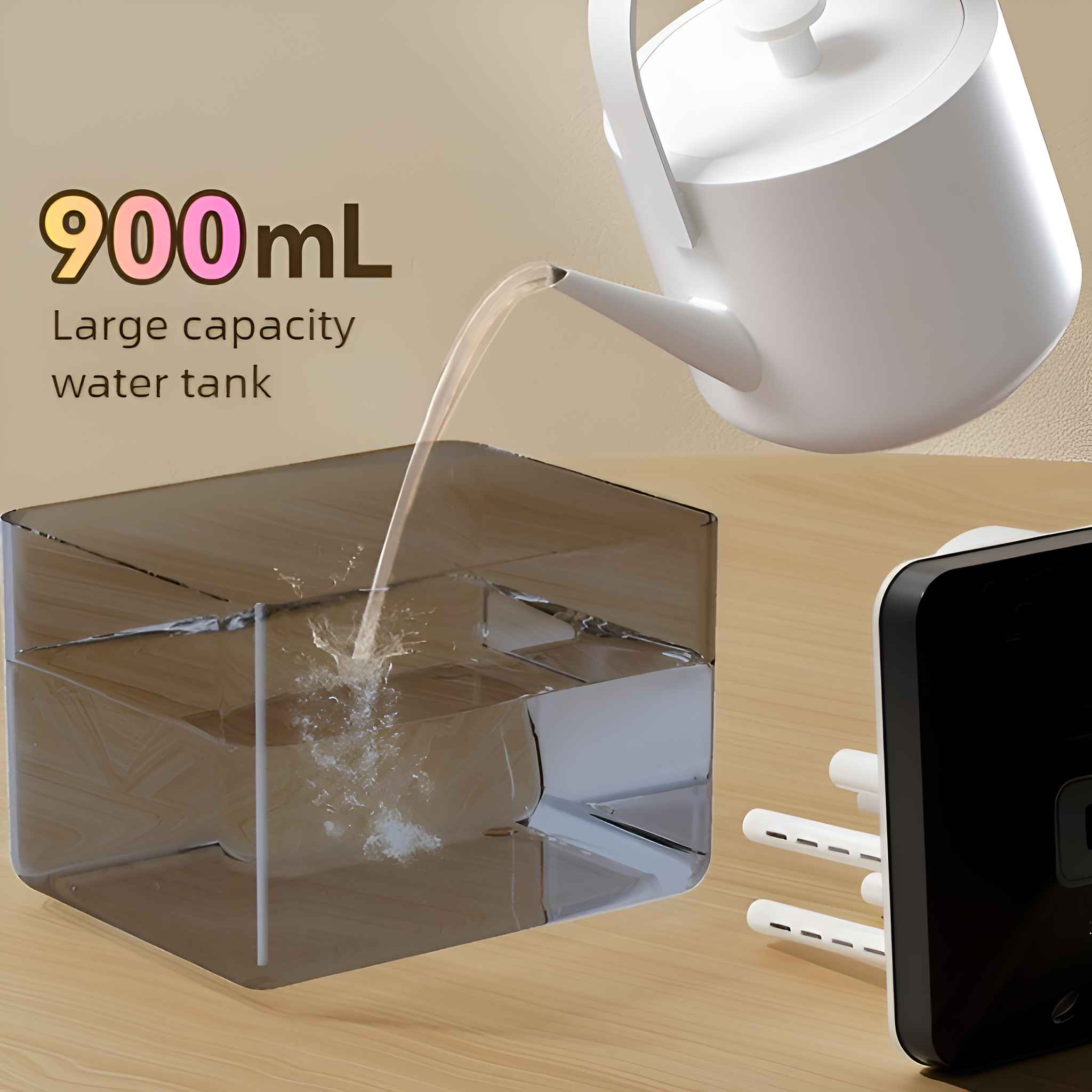 Ein transparenter Behälter, in den ein weißer Wasserkocher Wasser gießt. Text: 900 ml Großer Wassertank.