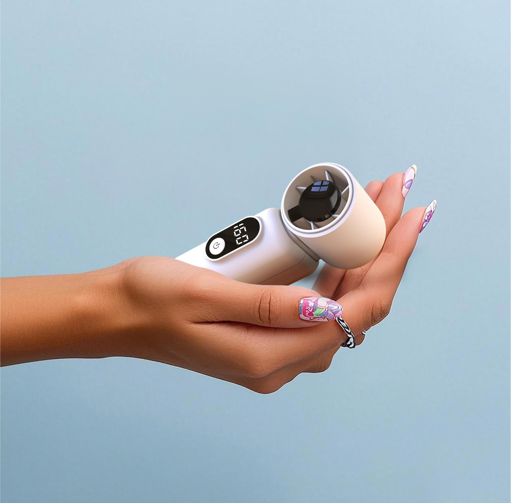 Die Hand einer Person, die einen kleinen weißen Ventilator mit Digitalanzeige hält, vor blauem Hintergrund.