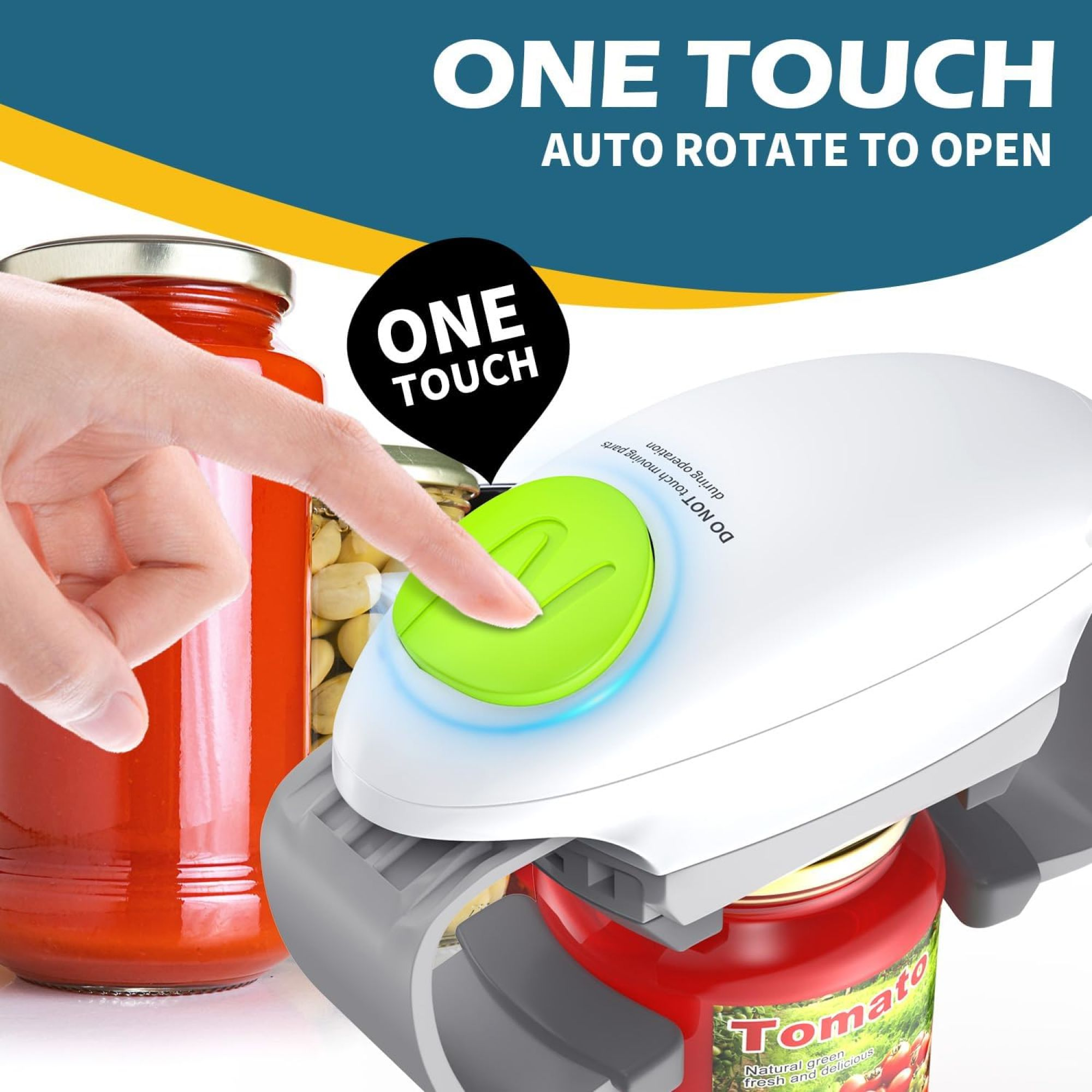 Eine Hand drückt einen grünen Knopf auf einem Gläseröffner, mit Gläsern mit Tomatensauce und Gurken im Hintergrund.