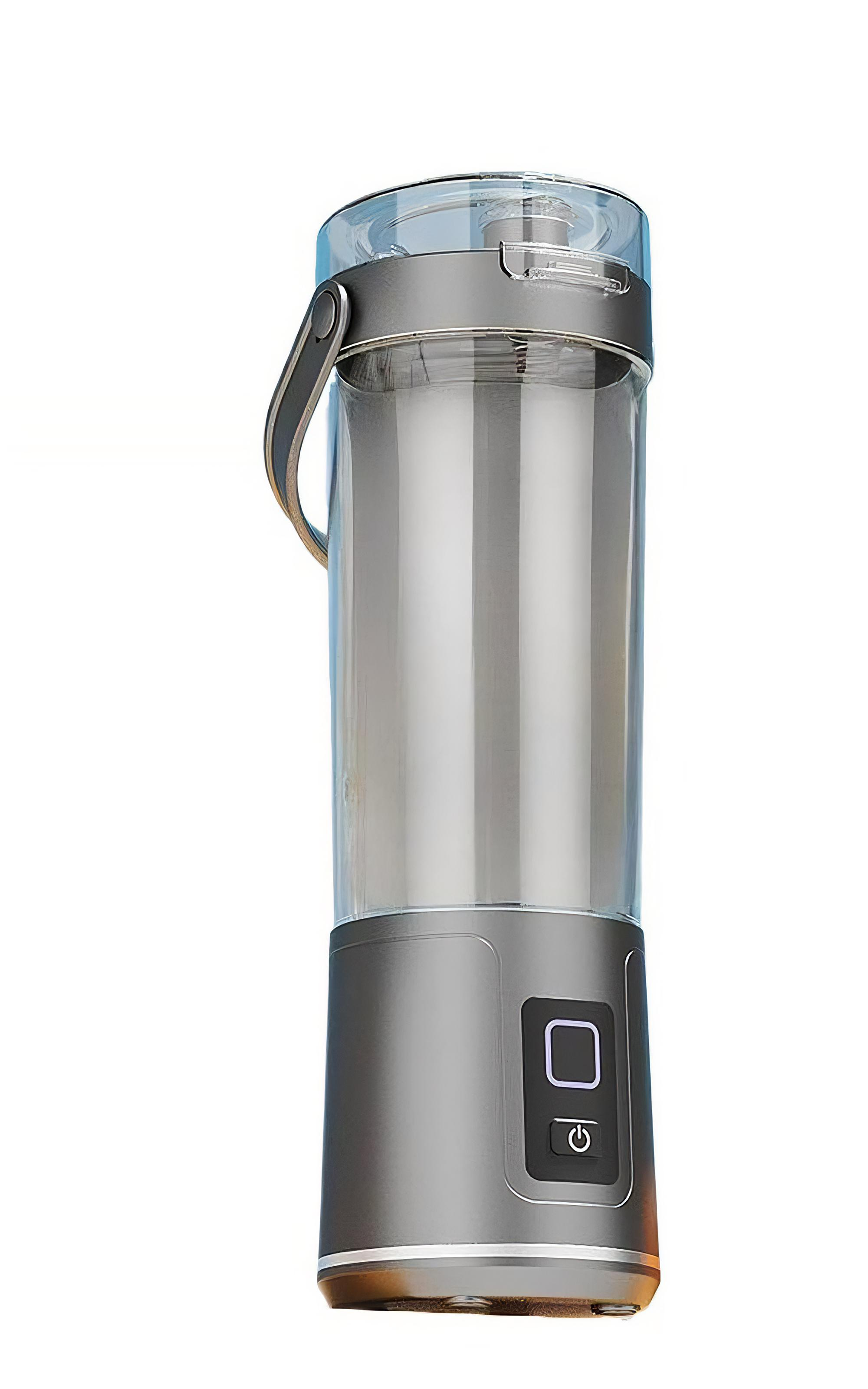 Ein silberner und grauer tragbarer Mixer. Es hat einen transparenten Kunststoffbecher, einen Griff und einen Ein-/Ausschalter.