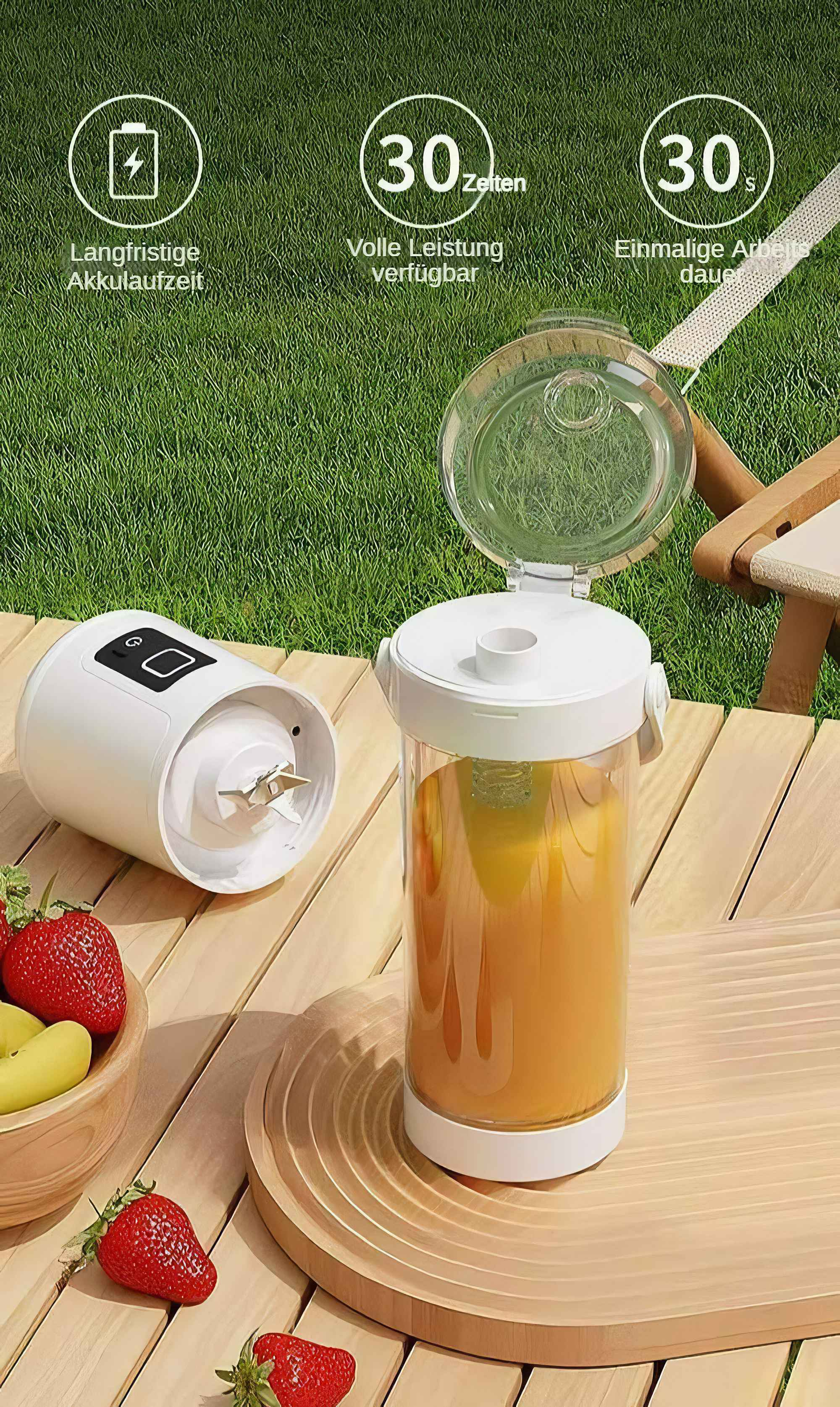 Ein weißer Mixer mit Orangensaft steht auf einer Holzoberfläche. Eine Schale mit Erdbeeren ist in der Nähe.