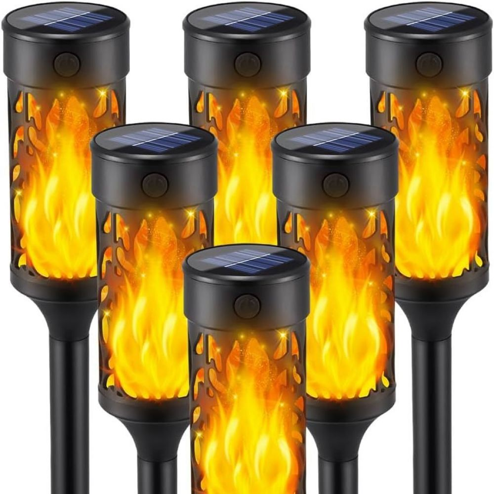 Sechs solarbetriebene Fackelleuchten mit Flammendesign. Sie haben schwarze Körper und Solarpanels.