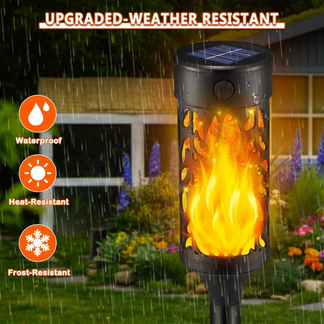 Eine schwarze fackelförmige Außenlampe mit Flammeneffekt, in einer Gartenszene, bei Regen.