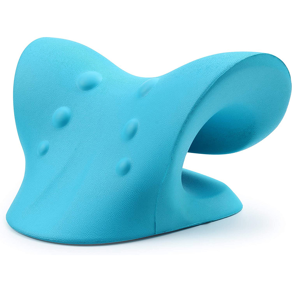 Ein blaues Nackenstützkissen. Das Kissen hat eine gebogene Form und kleine Unebenheiten.
