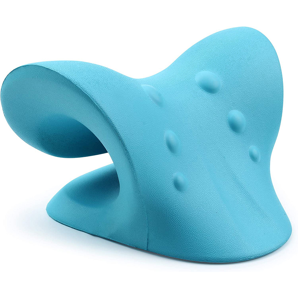 Ein blaues Nackenstützkissen. Das Kissen hat eine gebogene Form und kleine Unebenheiten.
