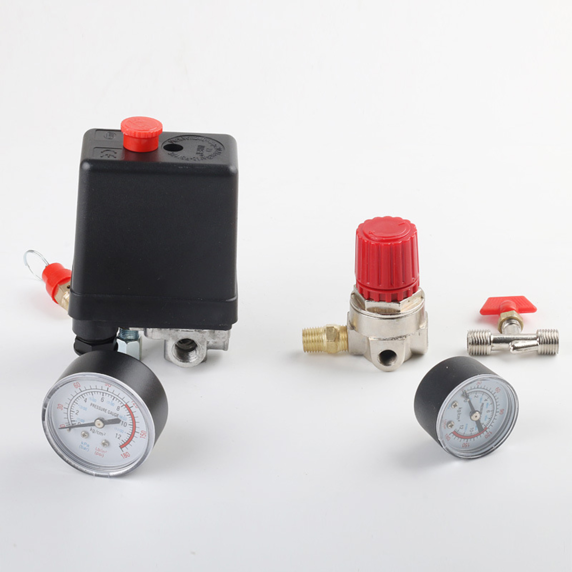 Luftkompressor-Komponenten: Manometer, Regler, Druckschalter und Ventil, weißer Hintergrund.