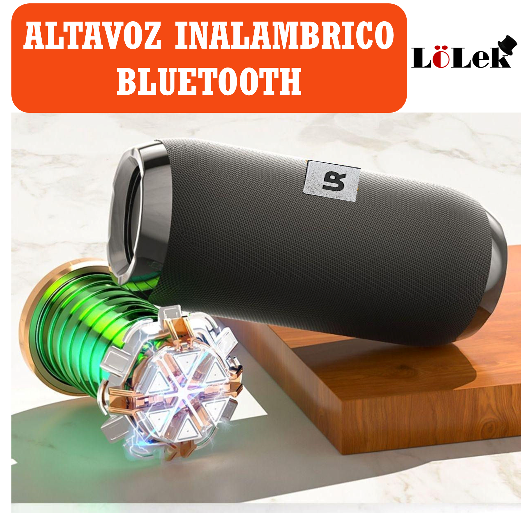 Un altavoz Bluetooth negro con un logotipo plateado, un componente de luz verde, sobre una superficie de madera.