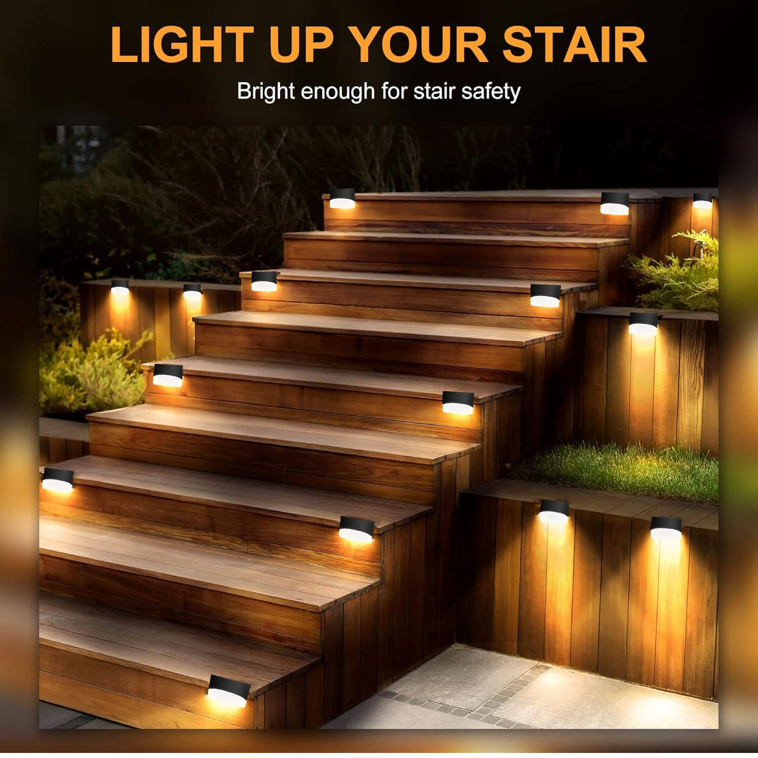 Holztreppe mit in die Setzstufen eingebauten Lichtern. Die Lichter sind an und beleuchten jede Stufe. Dunkler Hintergrund.