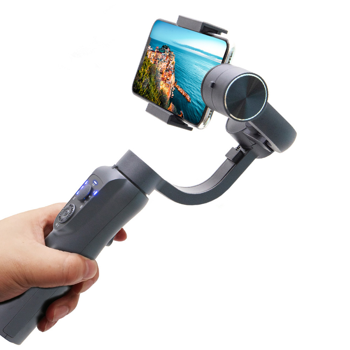 Eine Hand, die einen grauen Gimbal mit einem daran befestigten Telefon hält. Der Telefonbildschirm zeigt ein Video.