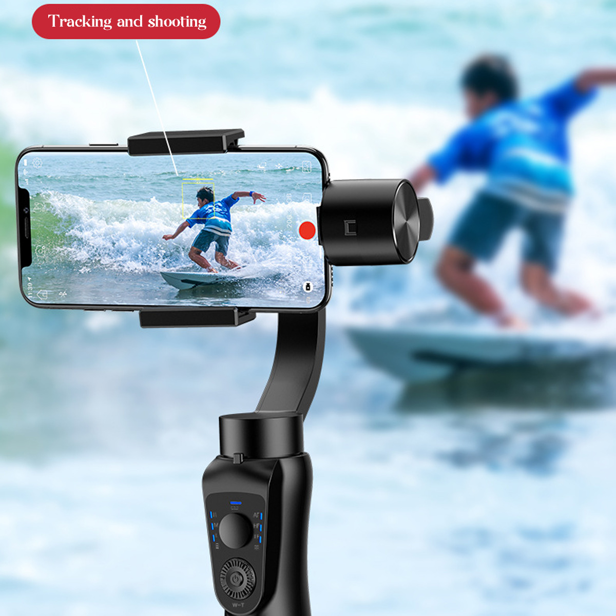 Ein Gimbal, das ein Telefon hält, das eine Person beim Surfen zeigt. Der Hintergrund ist ein Strand.
