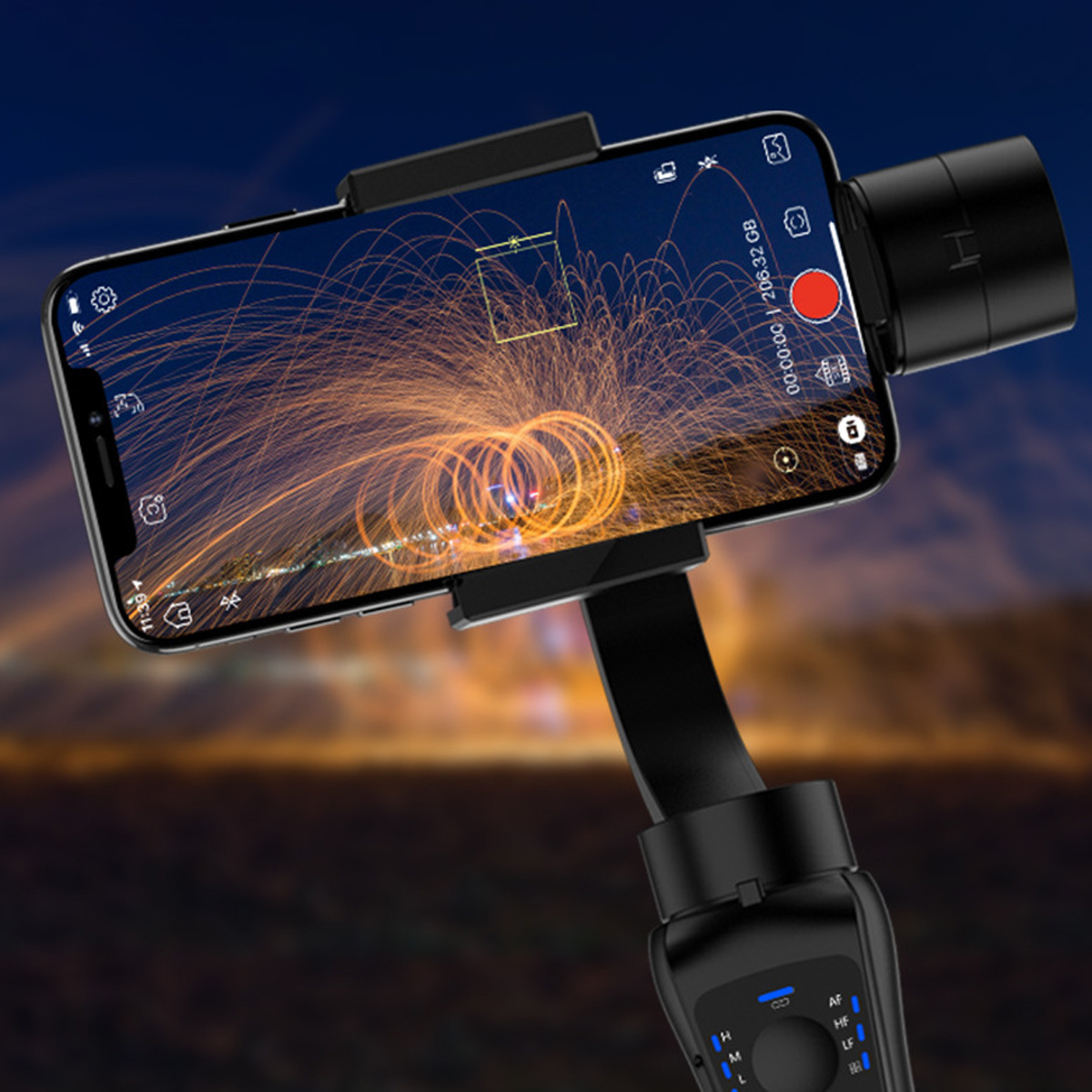 Ein Telefon auf einem Gimbal, das ein Feuerwerk aufzeichnet. Der Telefonbildschirm zeigt die Aufnahmeschnittstelle.