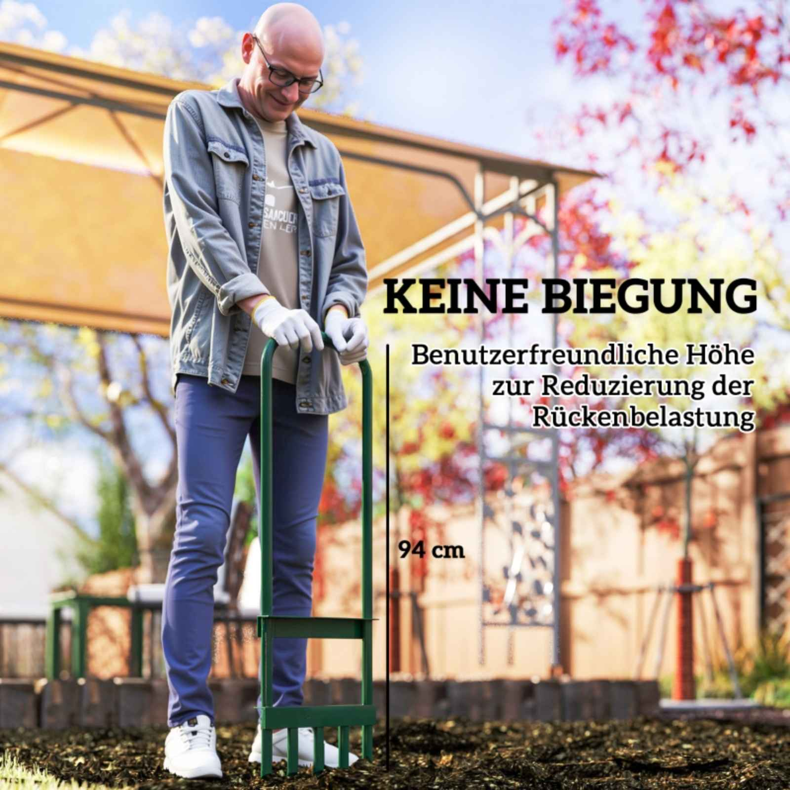 Mann benutzt ein grünes Gartengerät. Das Werkzeug ist im Boden. Hintergrund mit Pflanzen und Bäumen.