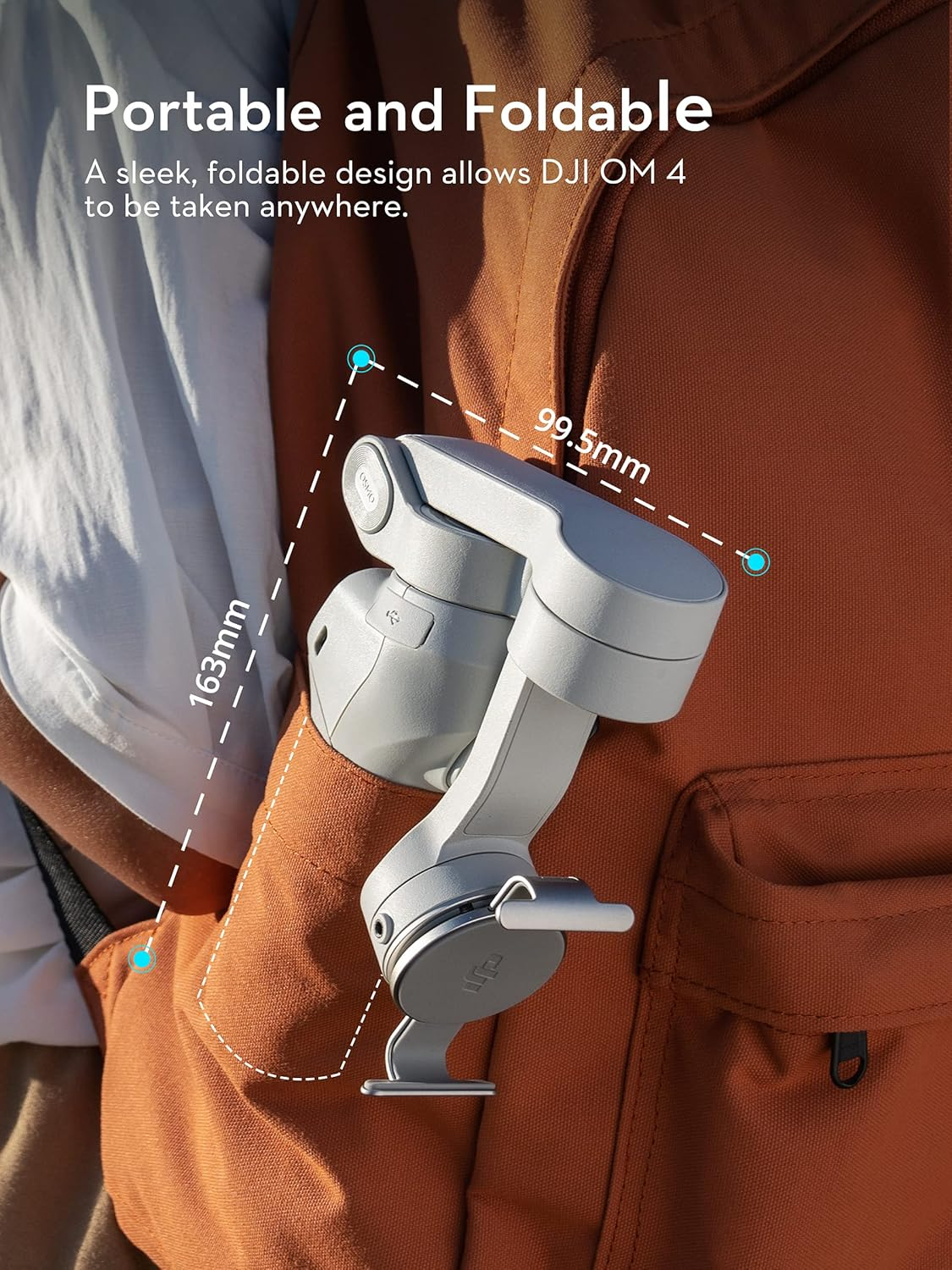 Eine Person mit einer orangefarbenen Jacke und einem weißen Stabilisator, der an der Tasche befestigt ist; Maße sichtbar.