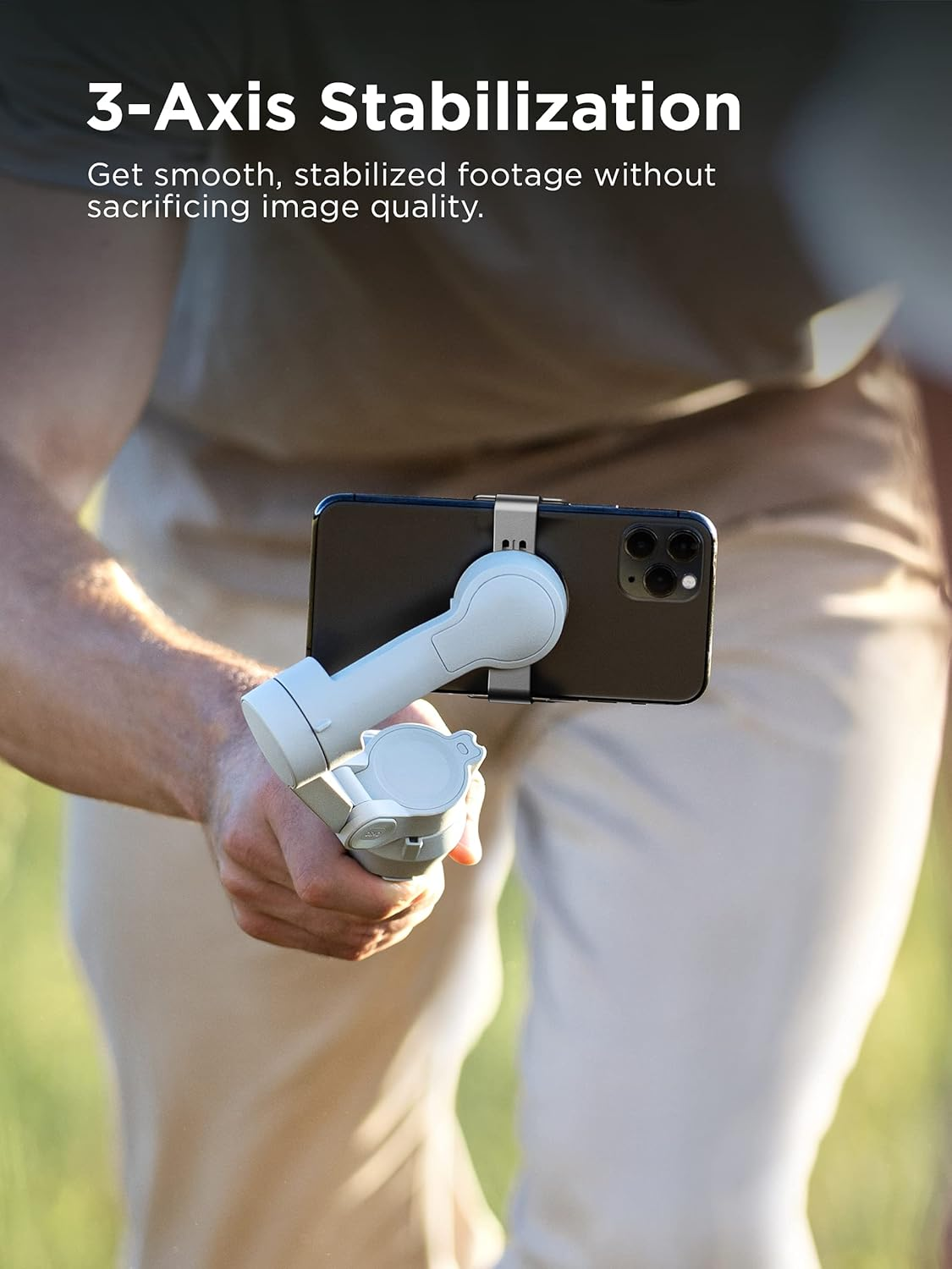Eine Person hält ein Smartphone auf einem weißen Stabilisator, das Telefon zeigt ein Video.