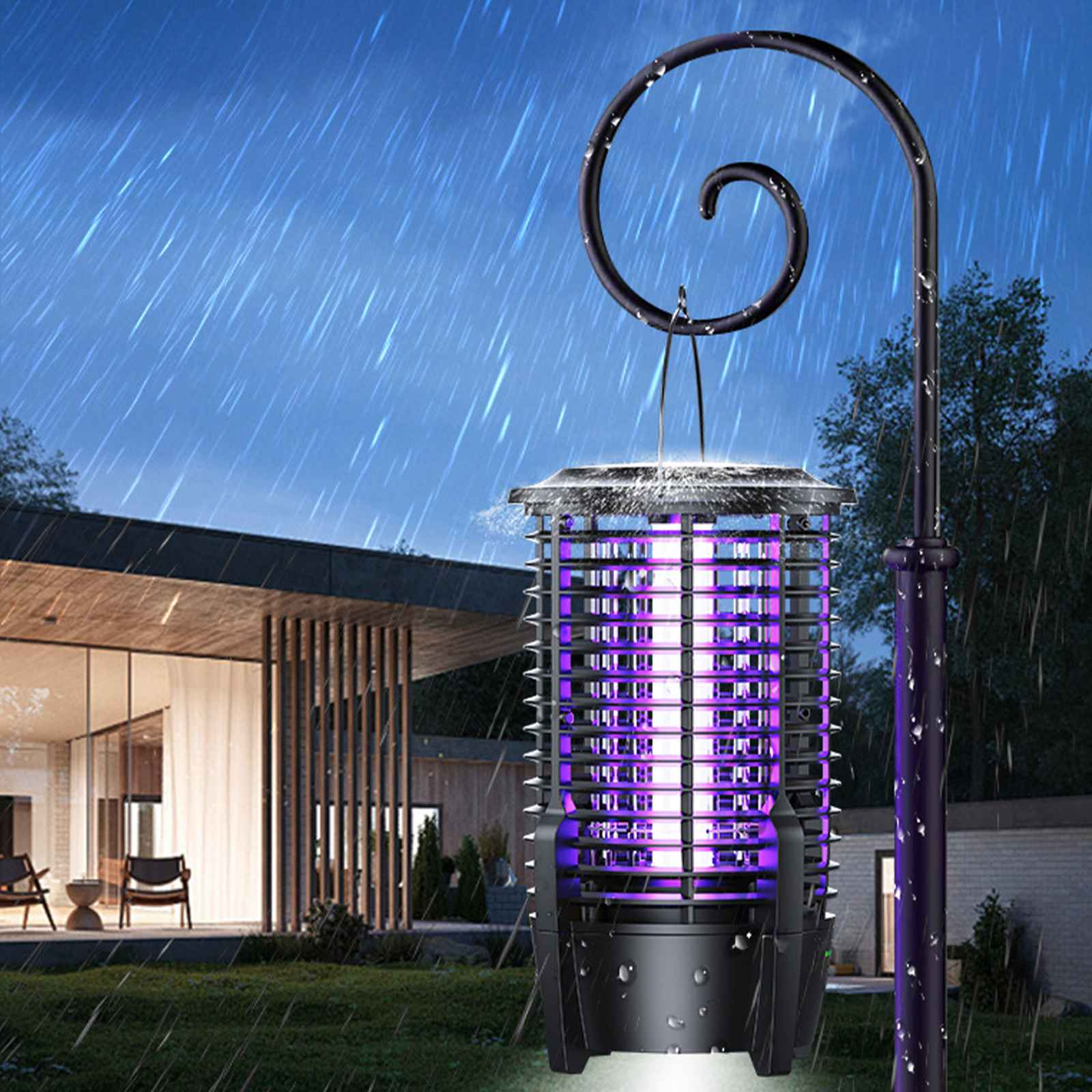 Insektenvernichterlampe an einem Pfosten. Regen fällt. Haus im Hintergrund.