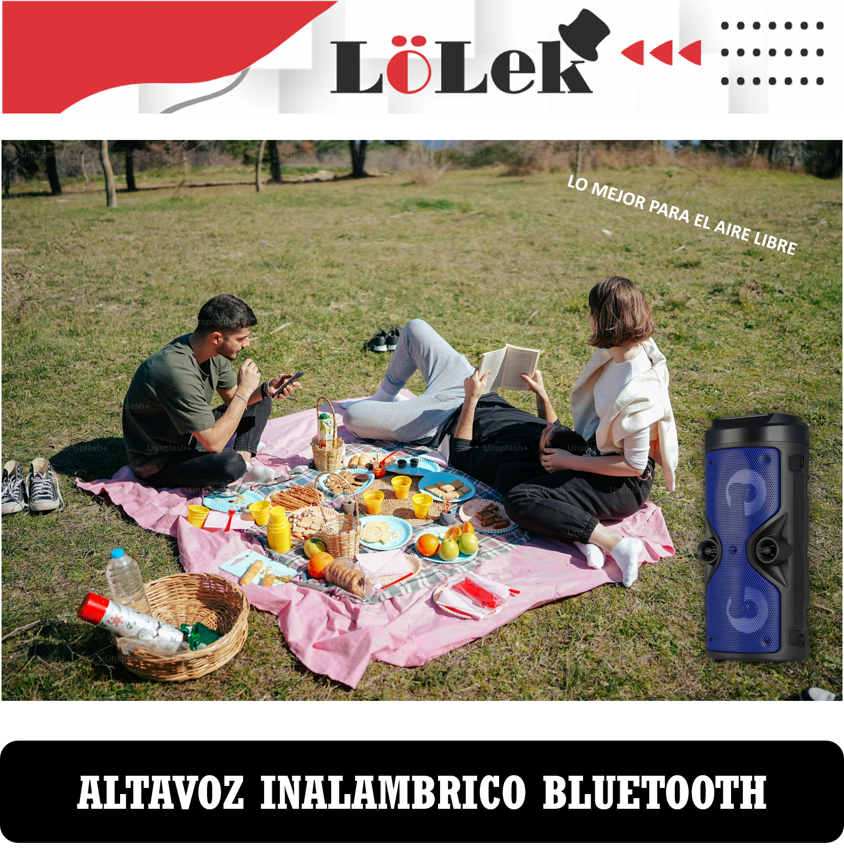 Personas disfrutando de un picnic con comida y un altavoz azul y negro en un parque.