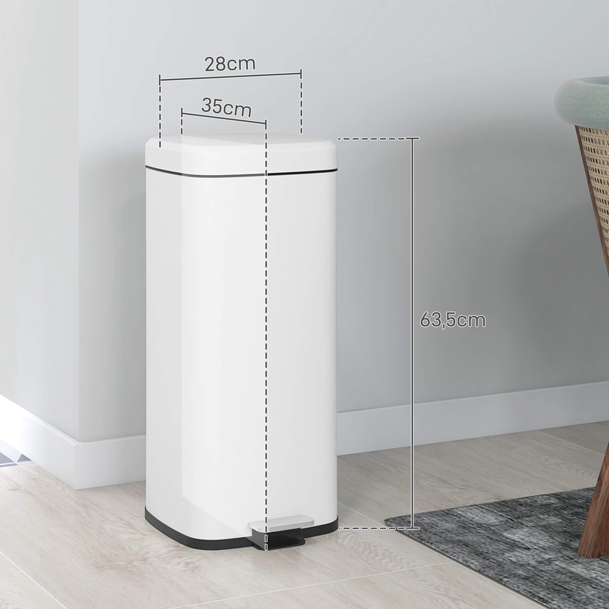 Weißer Mülleimer mit Pedal, Abmessungen: 35x28x63,5cm, nah an einer Wand.