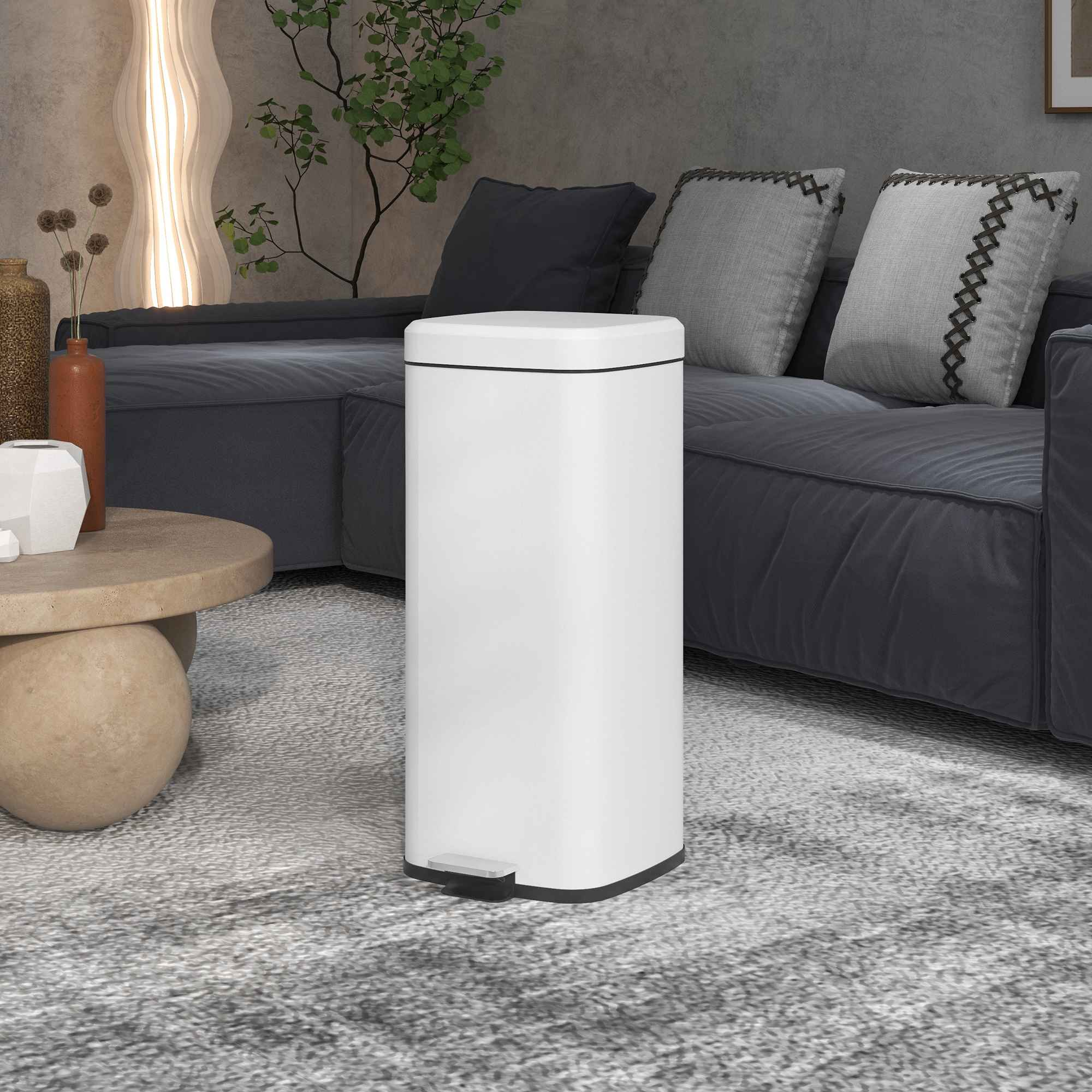 Weißer Mülleimer mit Pedal auf gemustertem Teppich in einem Wohnzimmer.