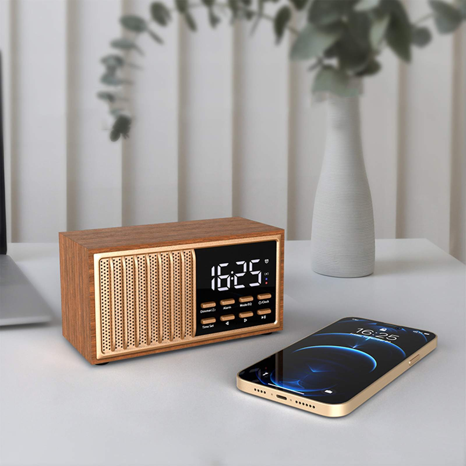 Retro-Radio aus Holz mit Digitalanzeige und Smartphone auf weißer Oberfläche.