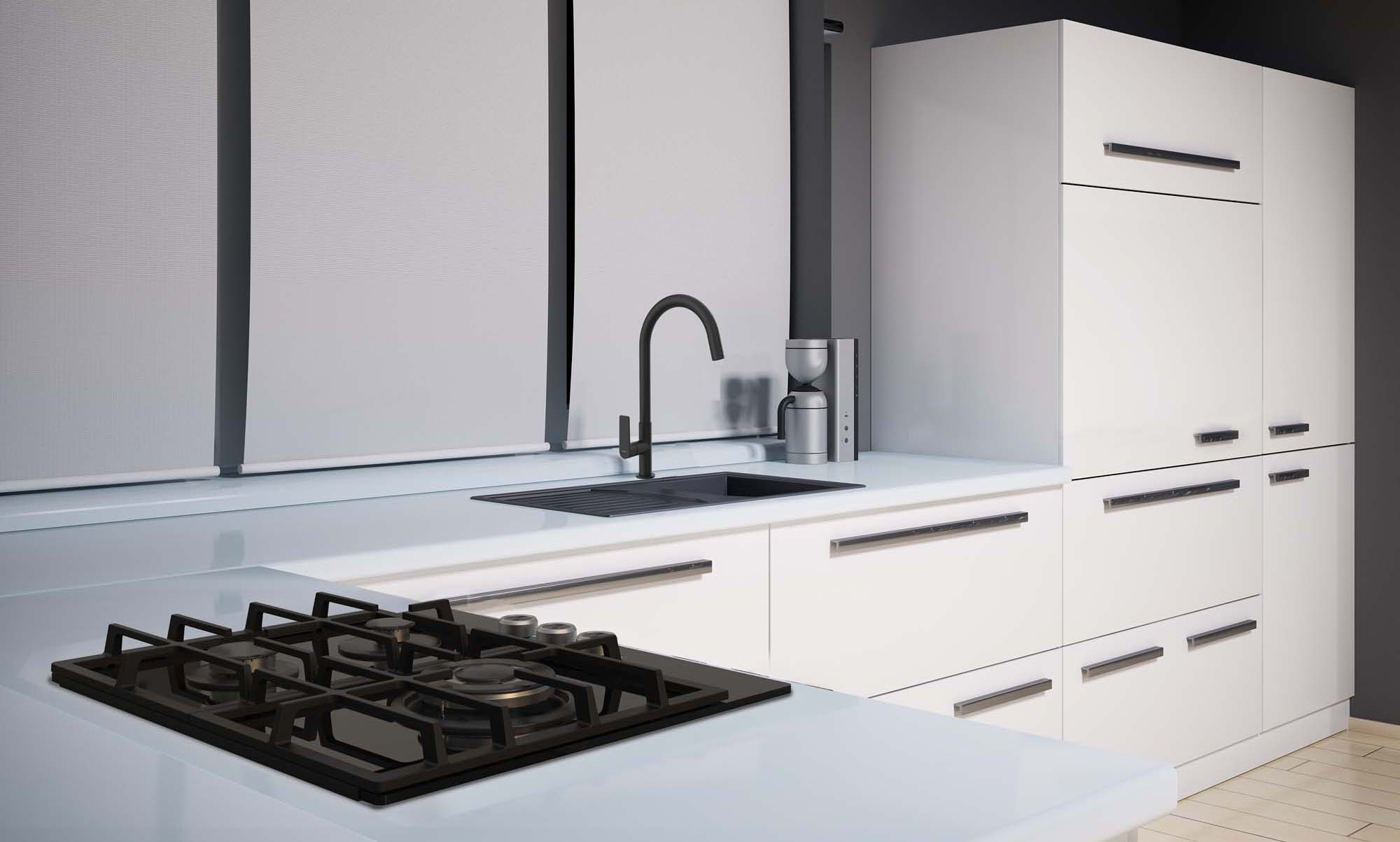 Nowoczesna kuchnia z białymi szafkami i czarnym zlewem. Płyta gazowa na pierwszym planie.