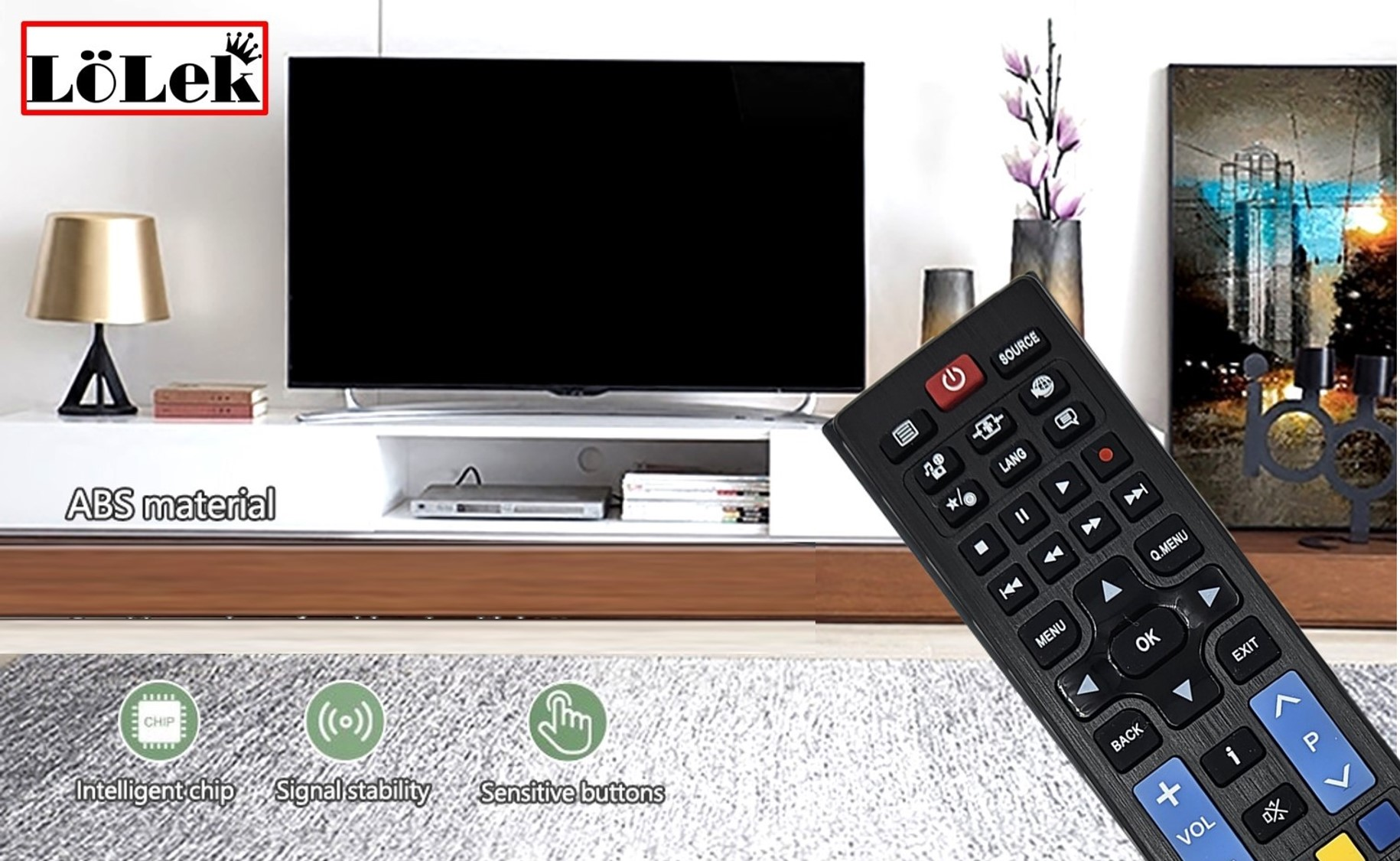 Un mando a distancia de TV se muestra frente a un entorno de sala de estar moderno con un televisor. El mando tiene muchos botones.